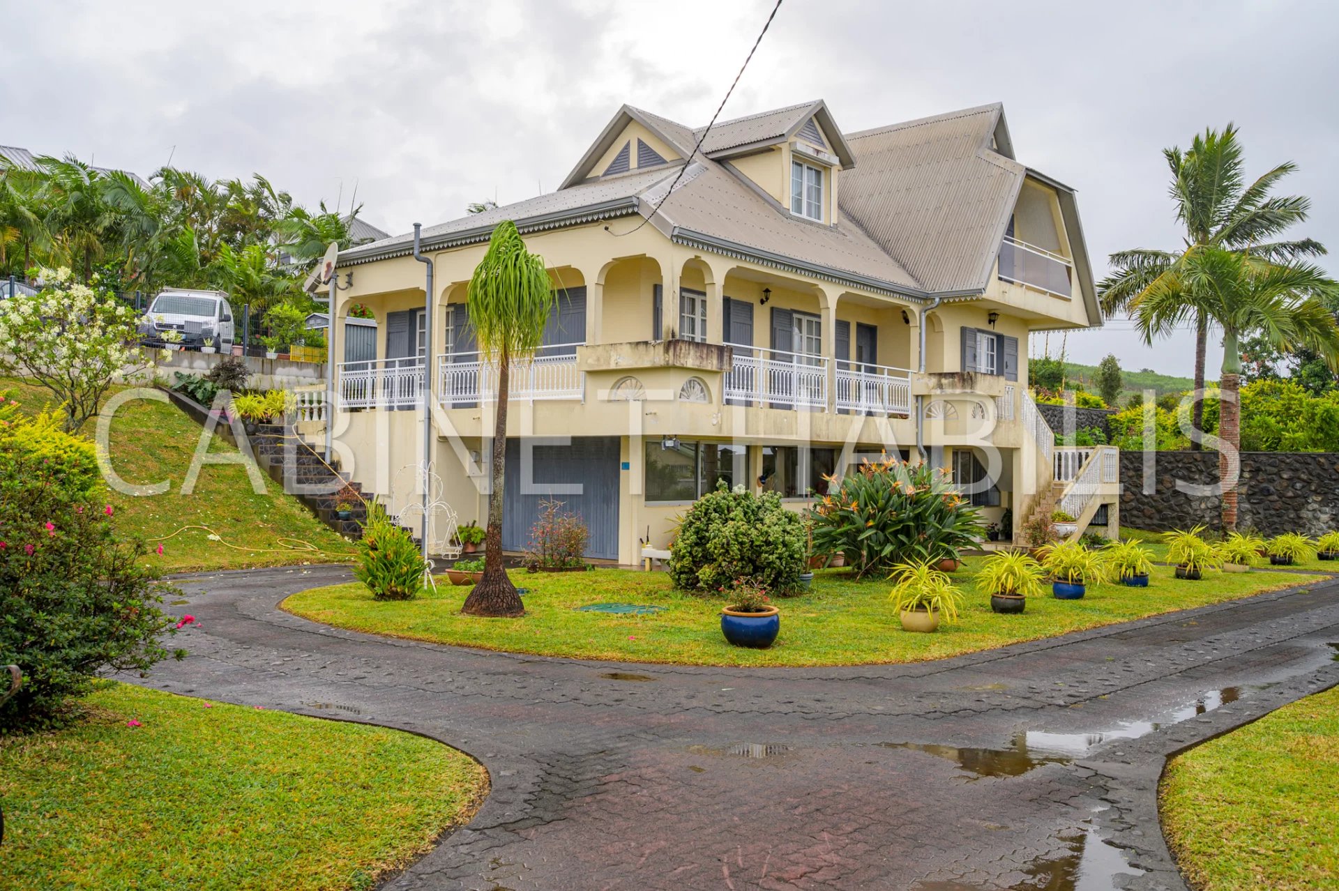 A VENDRE - UNE MAISON DE TYPE T6 DE 200 m2 ENVIRON - PETITE-