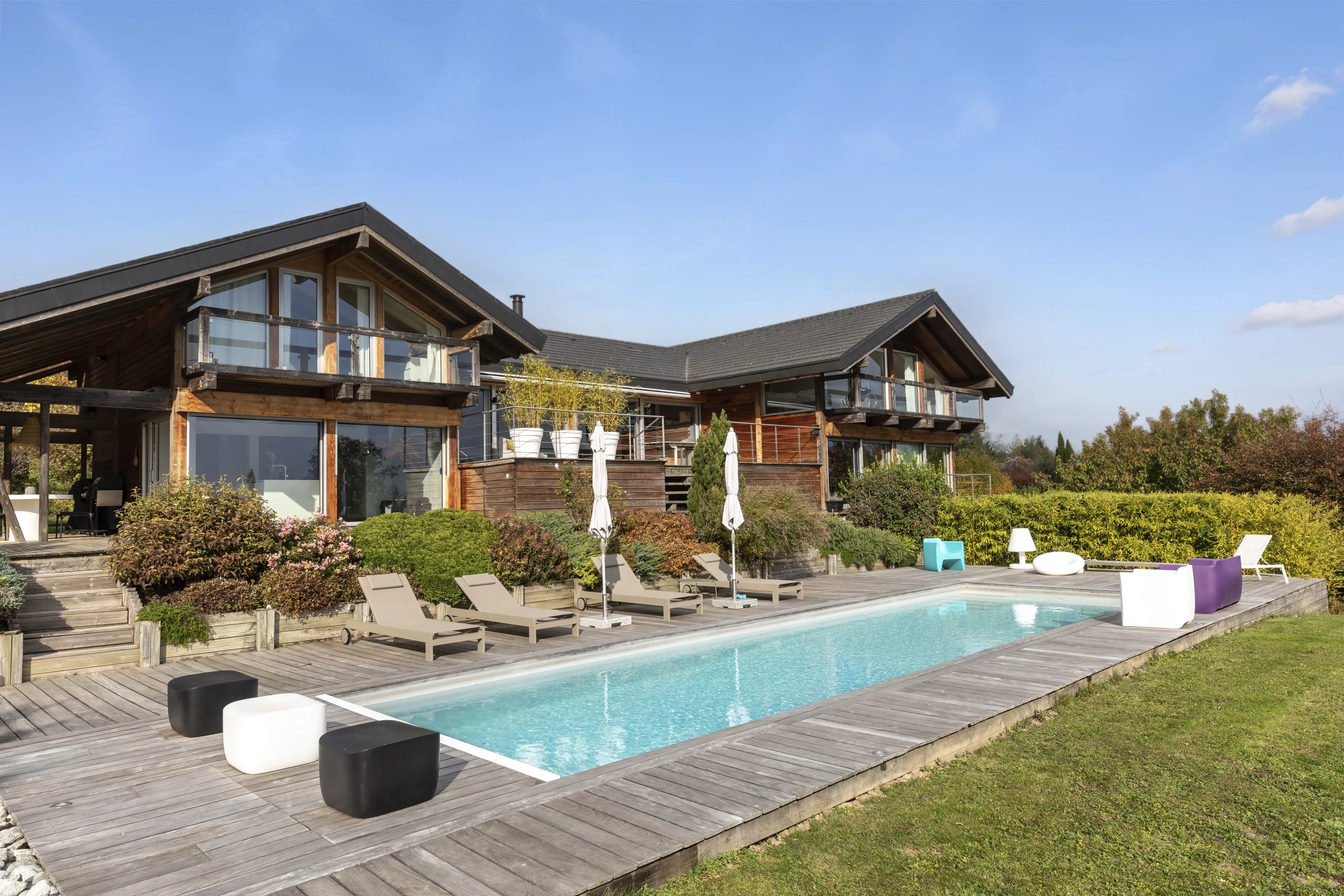 Propriété d'architecte avec piscine offrant une vue panoramique sur le lac et les montagnes