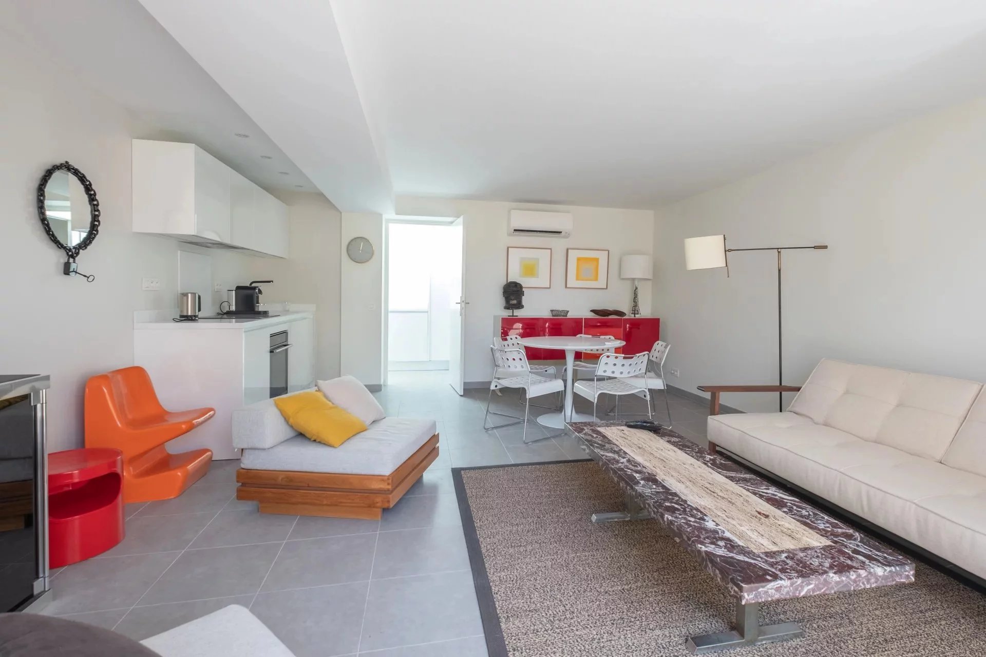 Villa provençale en deuxième ligne avec jardins plats, piscine chauffée et vue sur la mer