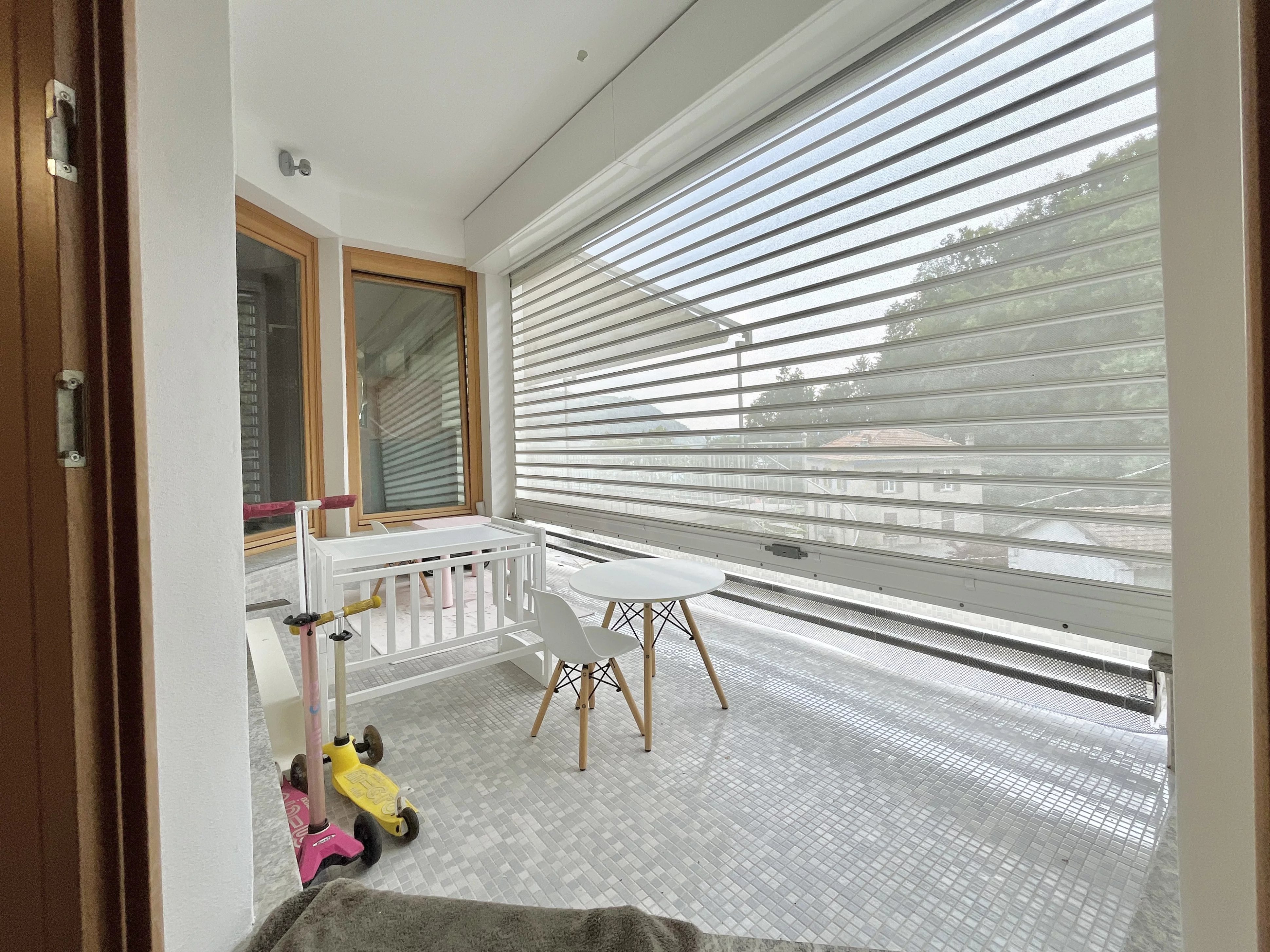 Appartement avec Plafonds Hauts, Baies Vitrées Panoramiques et Jardin Privé au Cœur de Cernobbio - picture 20 title=