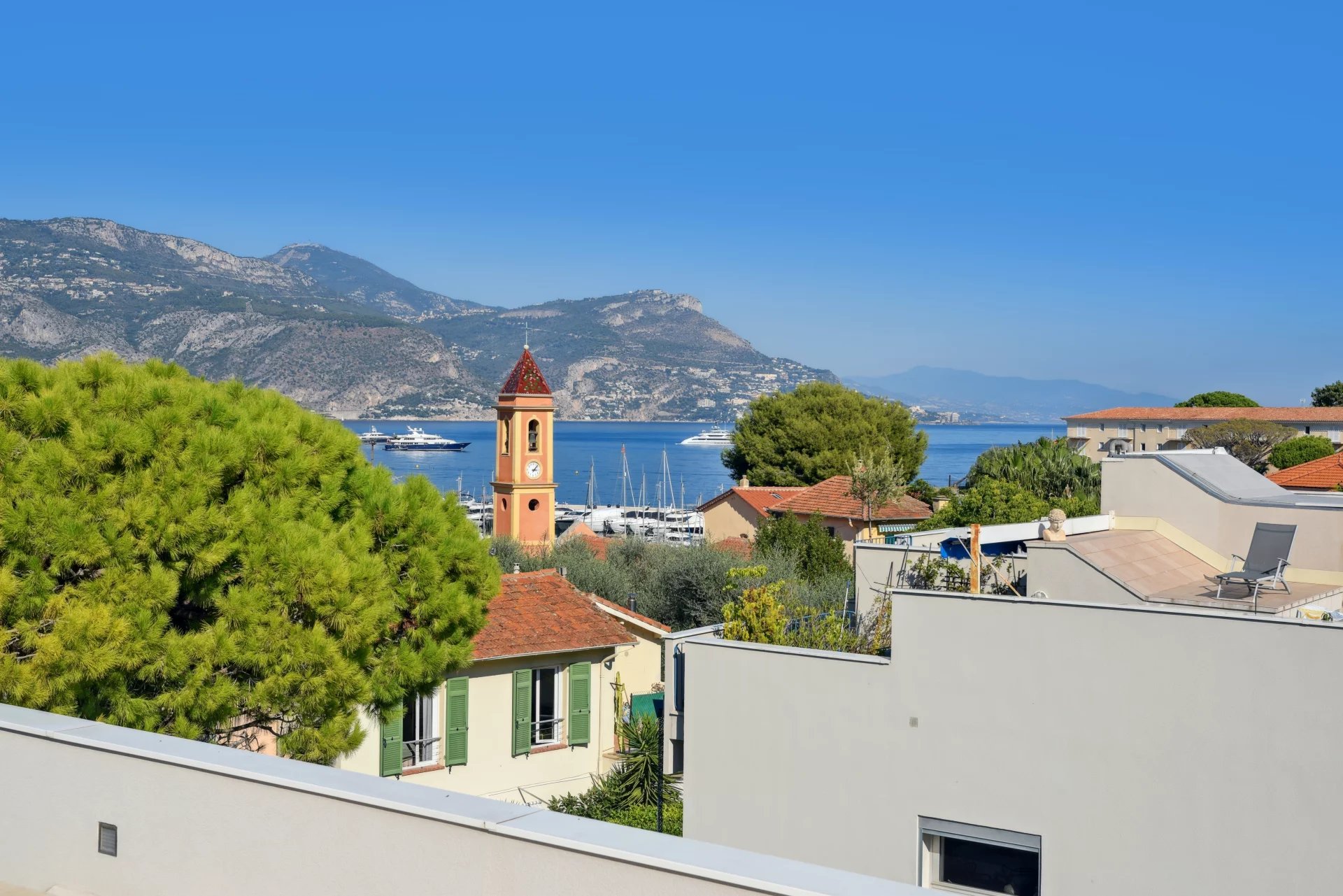 Triplex apartment with full rooftop and sea-views