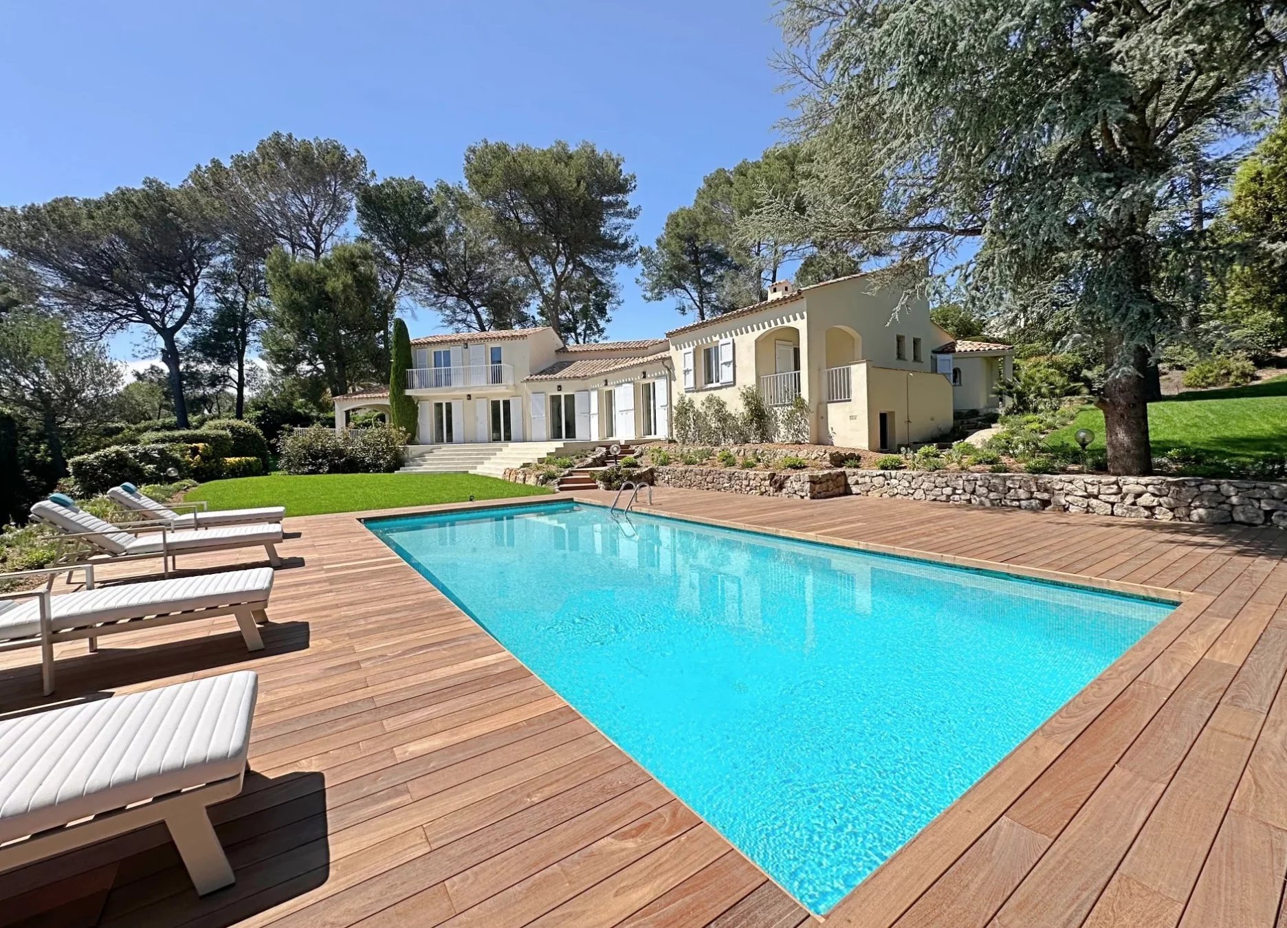 BIOT // Bois fleuri - Quartier résidentiel // VILLA 8P 280m2 Meublé - clé en main  // Jardin 4200m2 - PISCINE - parkings // AU CALME  - BIOT