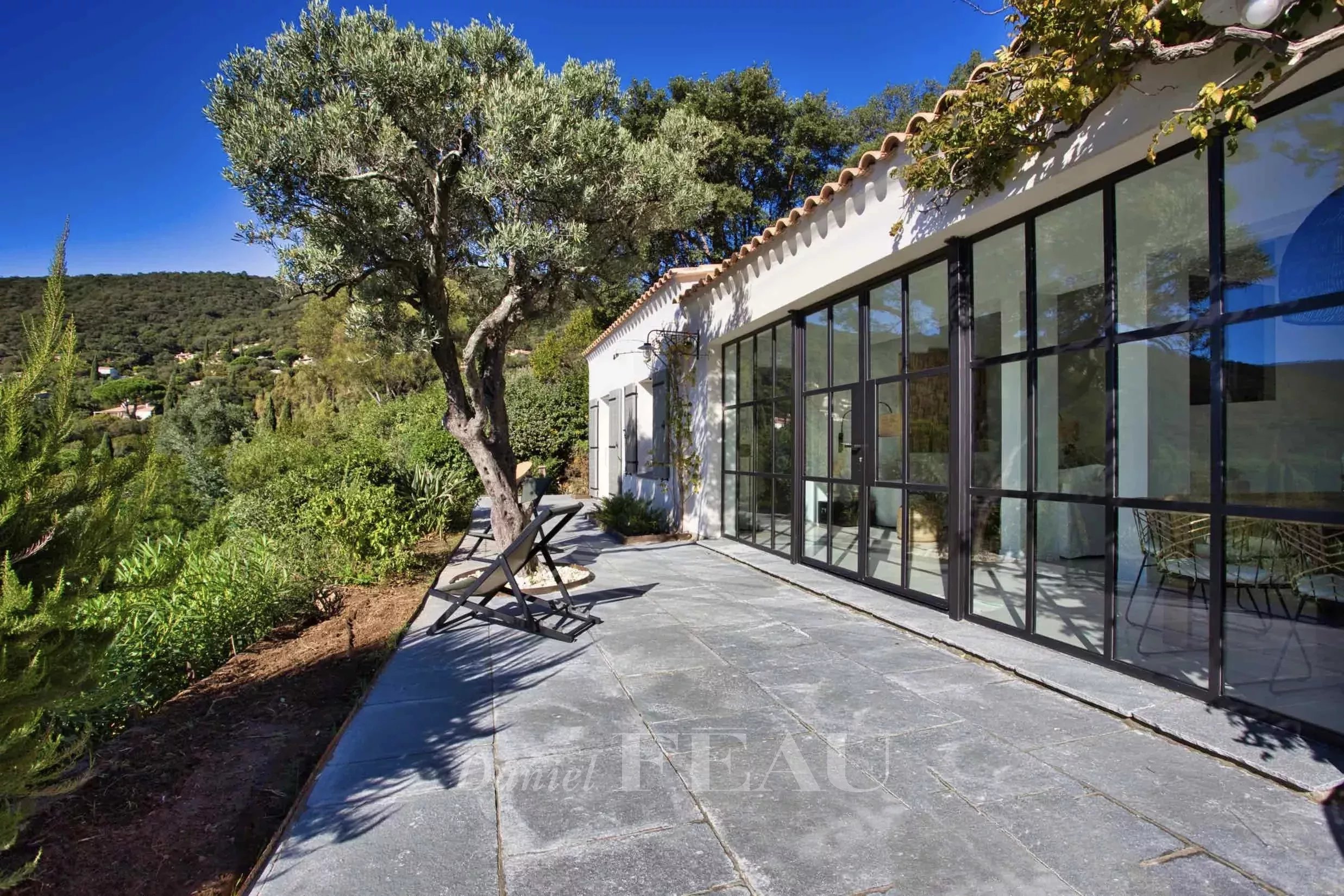 Close to Saint-Tropez - A villa with sea view