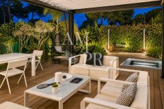 Elegant, single-story contemporary home with a pool in Mougins — photo 5 of 7
