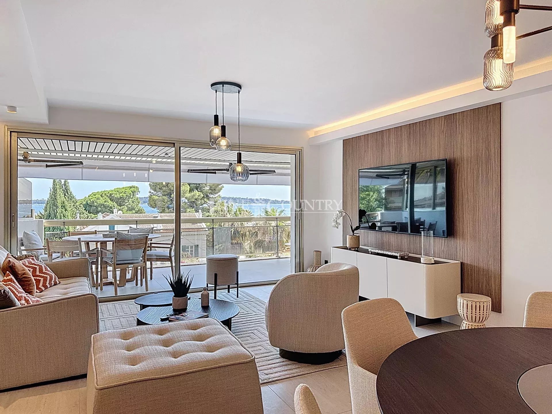 Photo of 3 BEDROOM APPARTEMENT  CANNES PALM BEACH