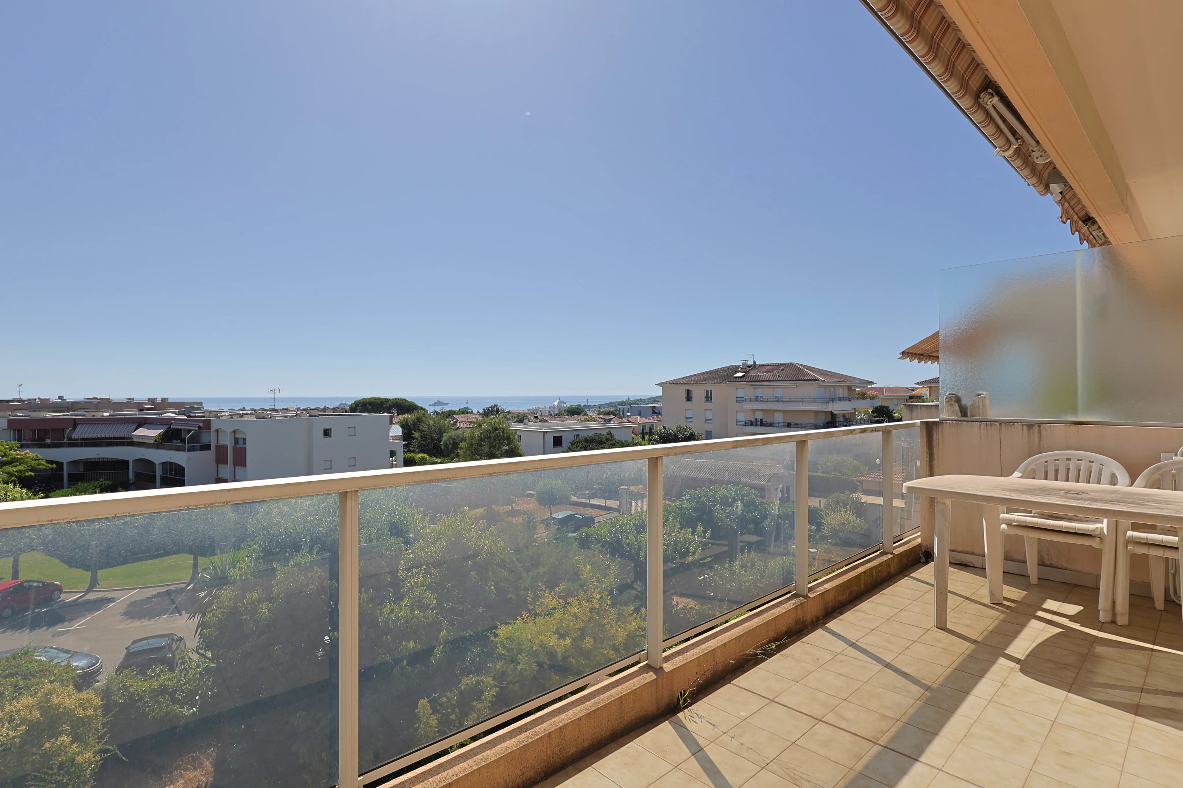 Antibes – Avenue Jules Grec – Dernier étage avec vue mer + parking