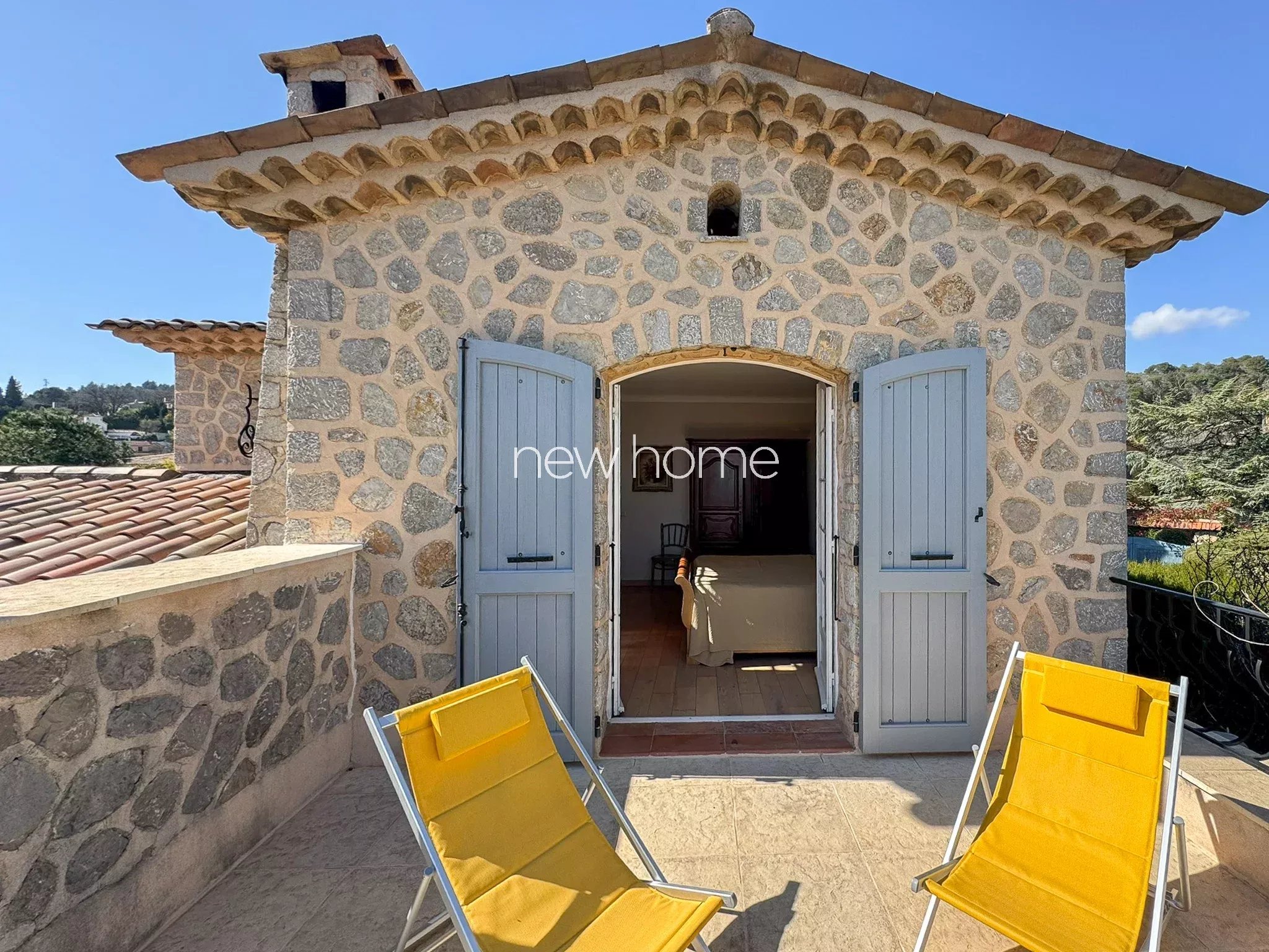 Propriété de charme en pierre  Vue mer et village  CABRIS