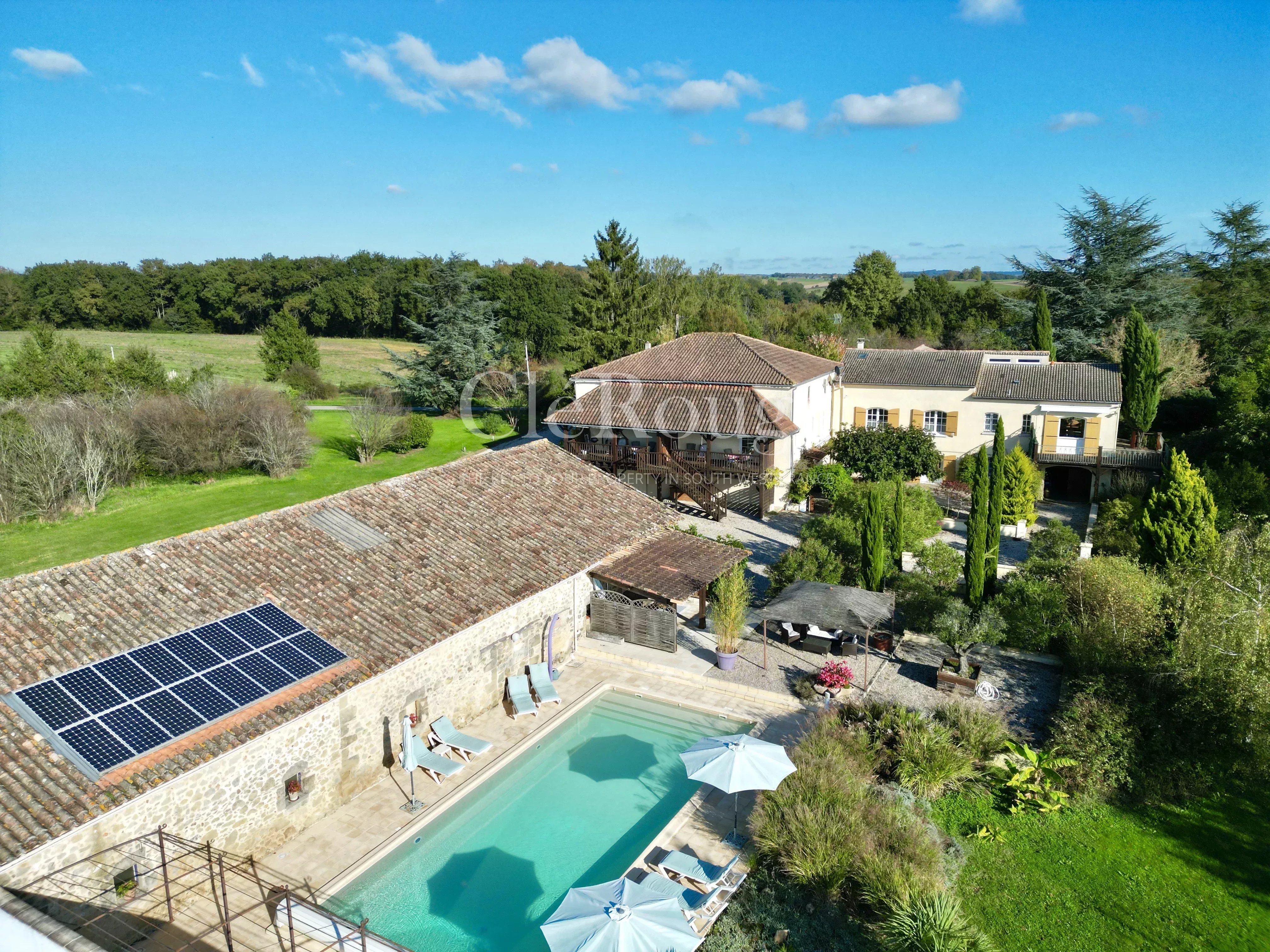 Grande ferme rénovée avec 3 gîtes et piscine sur 3,8 hectares de nature