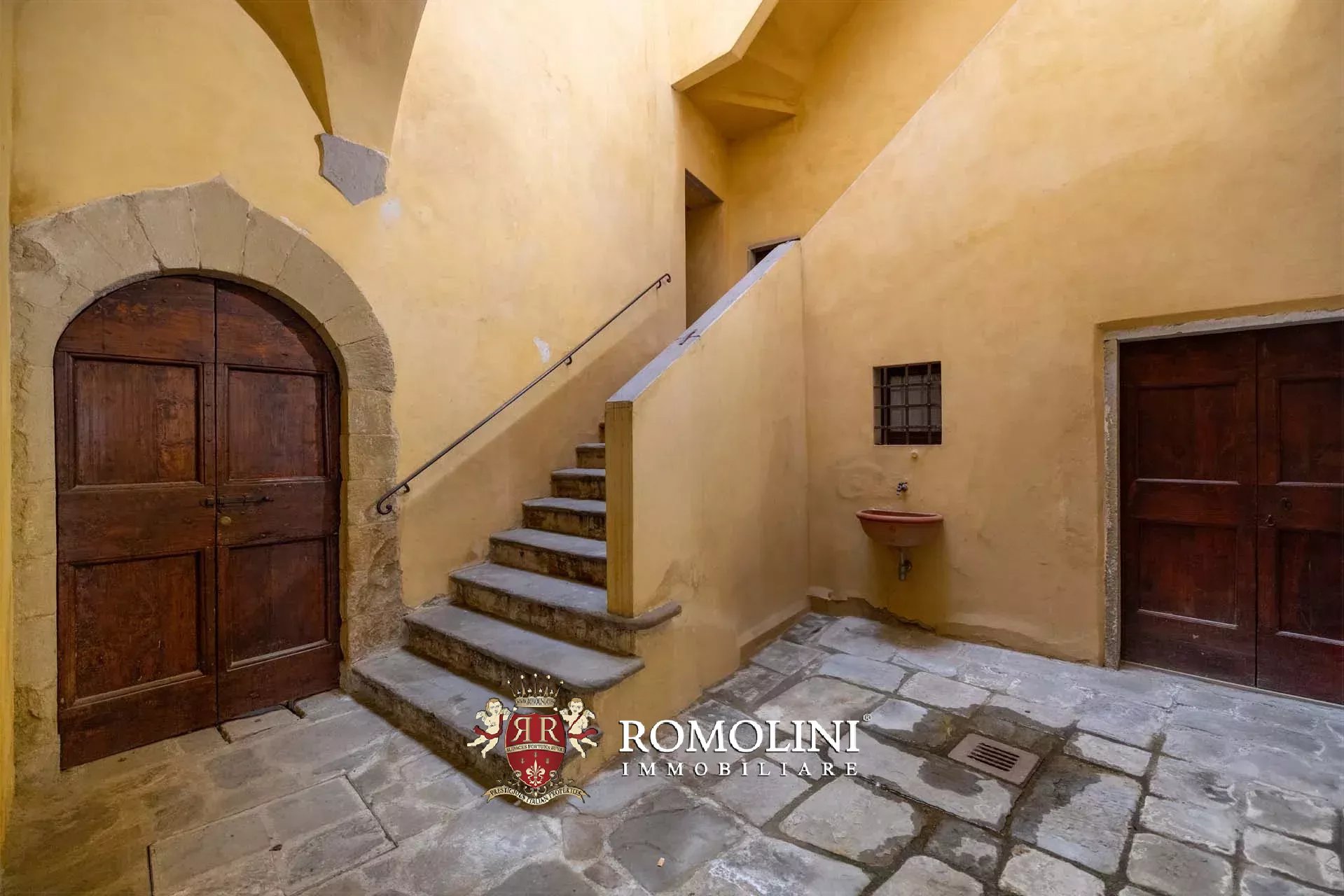 8 Bedroom Villa/Townhouse's Image 5