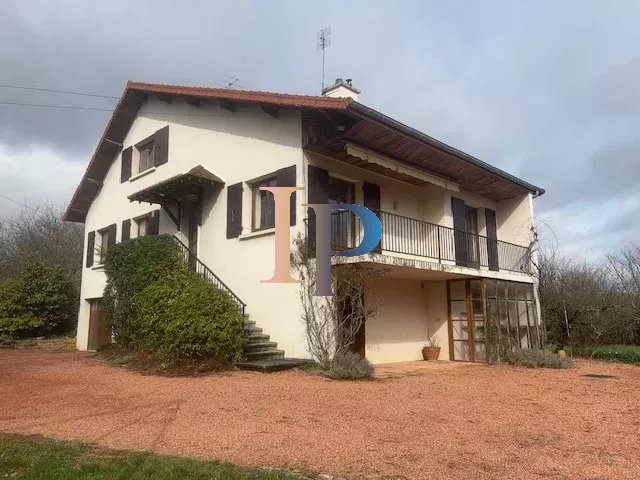 5 mn CHARLIEU VASTE VILLA