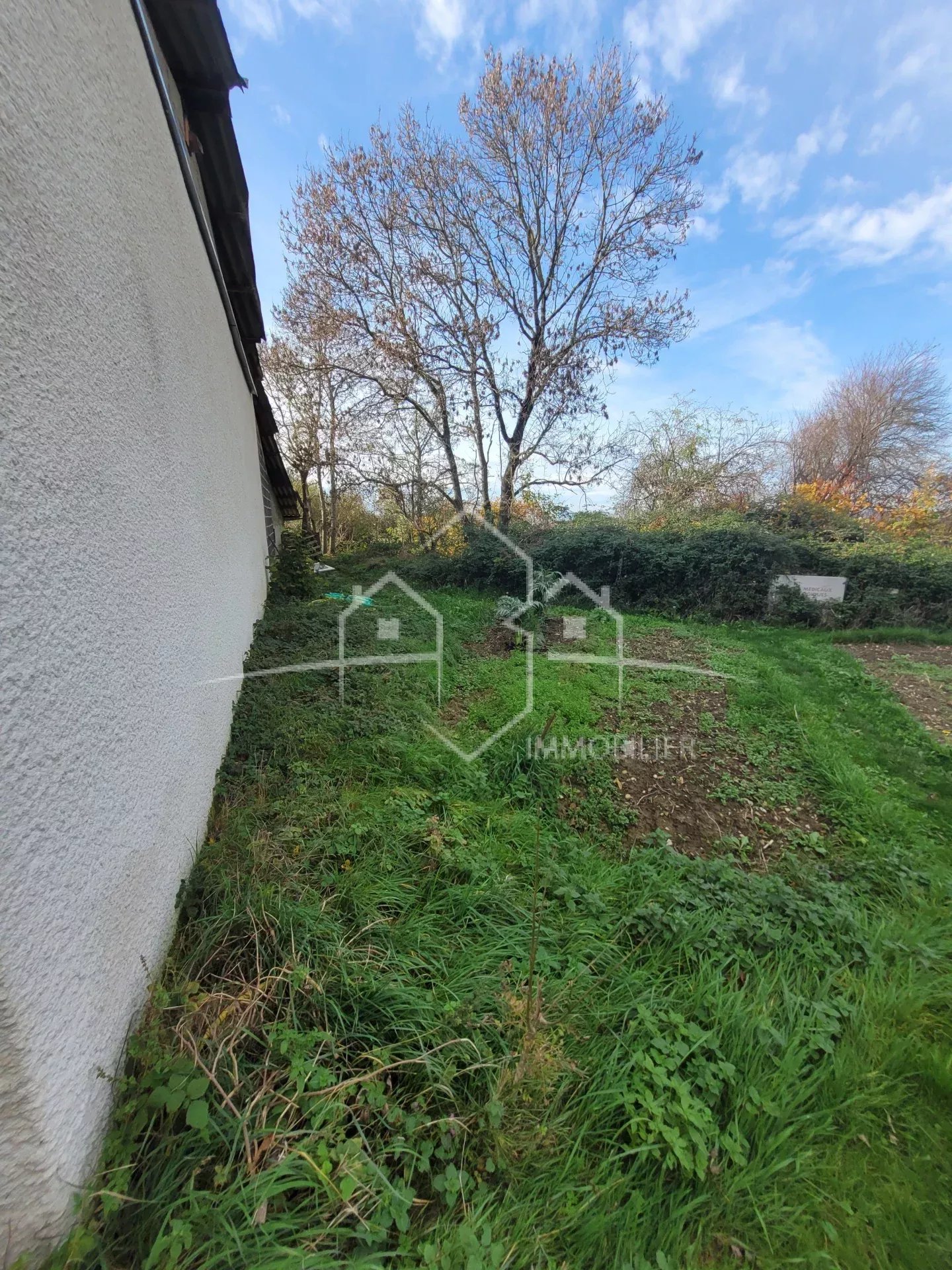 ANNEYRON, maison 2 pièces à rénover avec dépendances