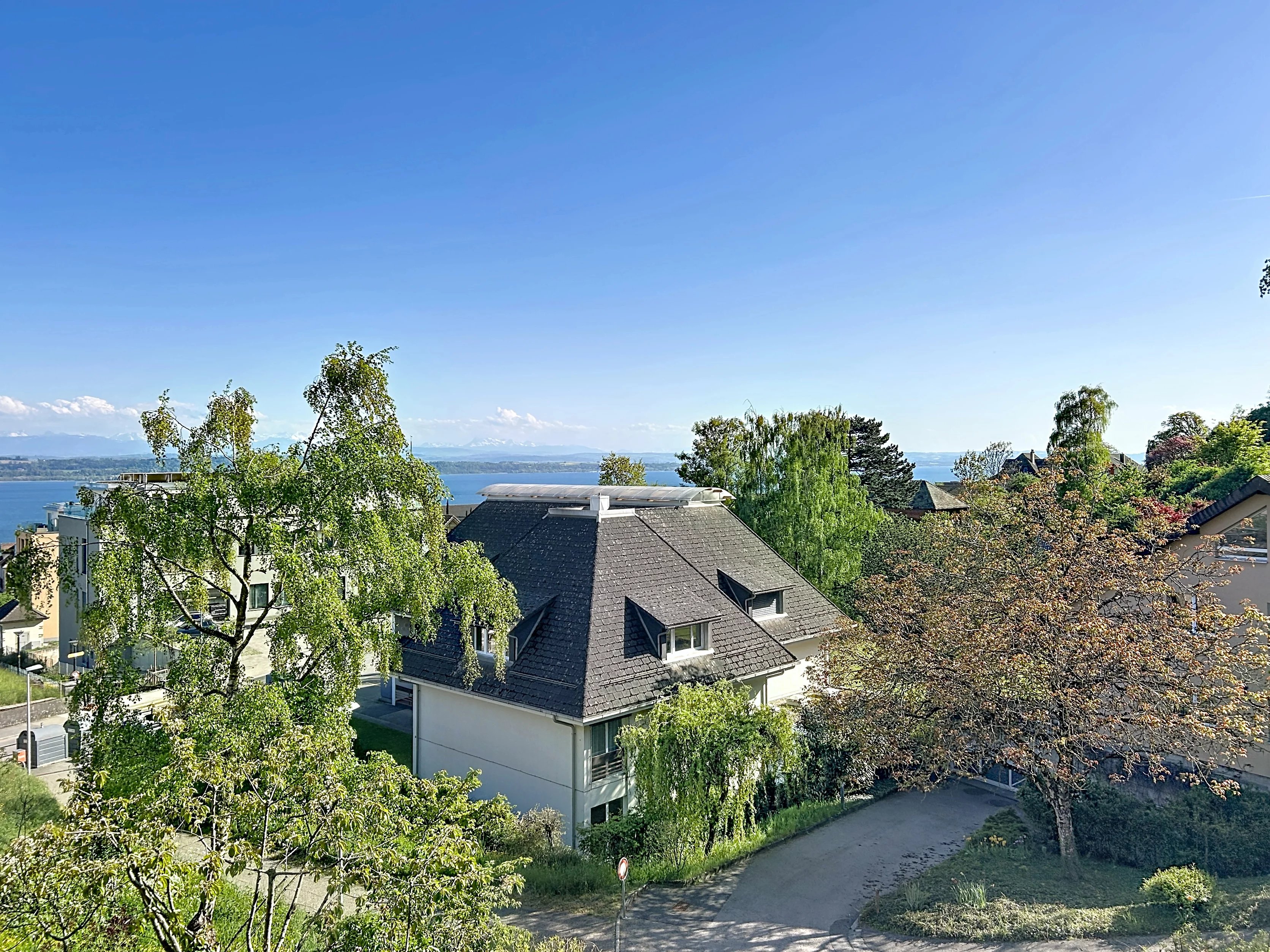 Villa individuelle dans les hauteurs de Neuchâtel, vue lac et alpes