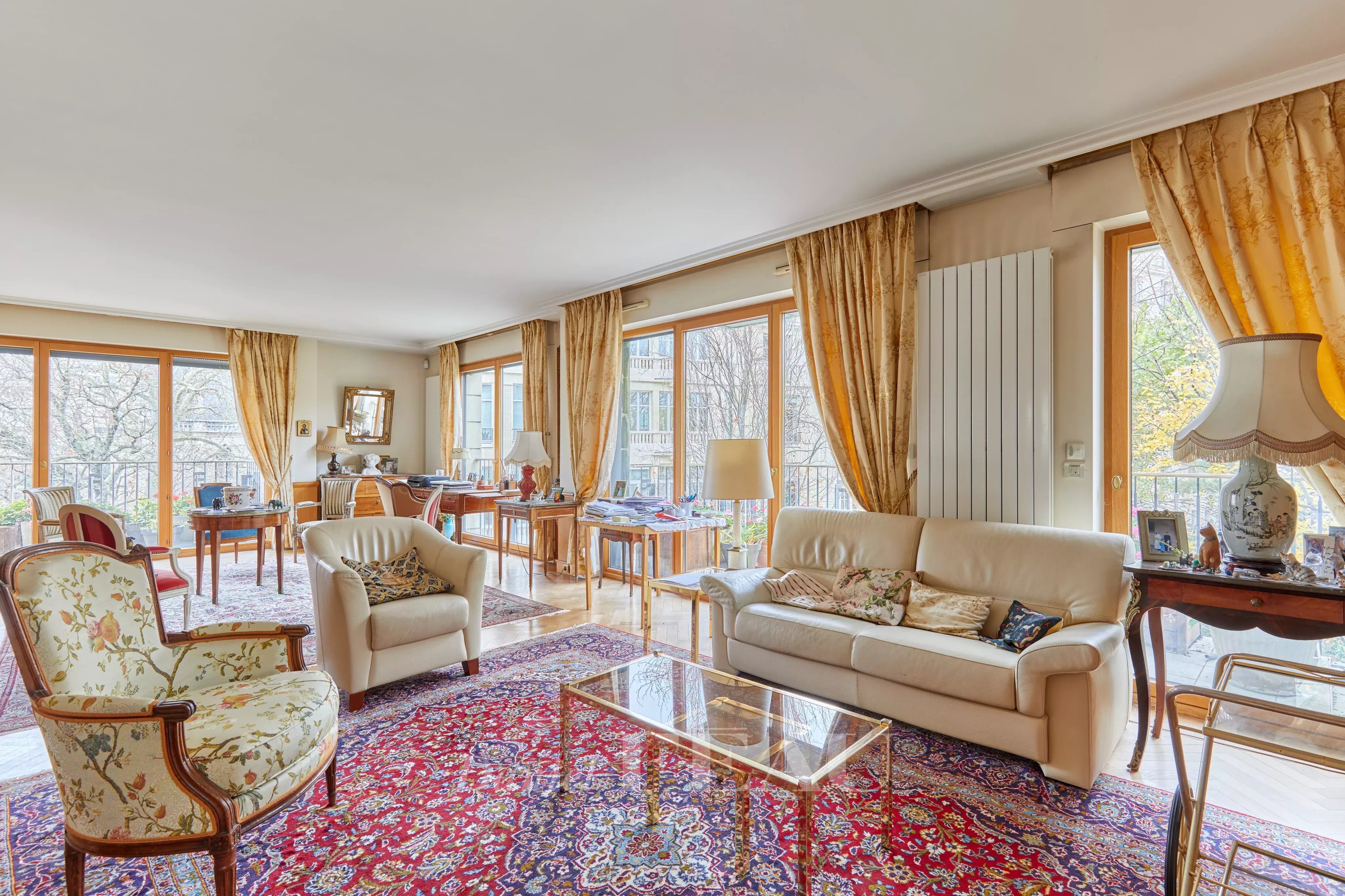 SALON LUMINEUX BAIE VITREE