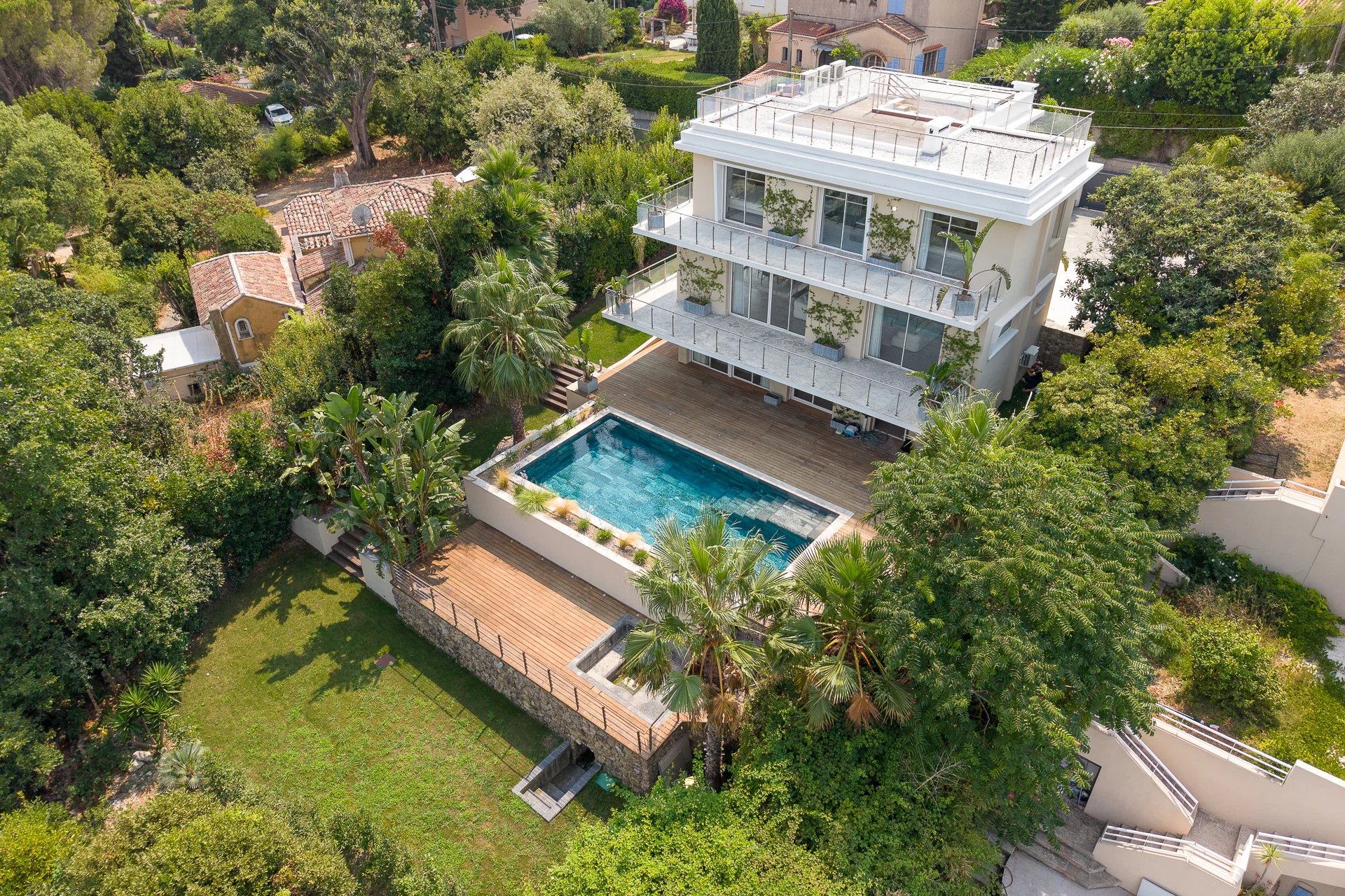 SPLENDID RENOVATED CONTEMPORARY VILLA OF 320 SQM LOCATED IN A PRIVATE ESTATE