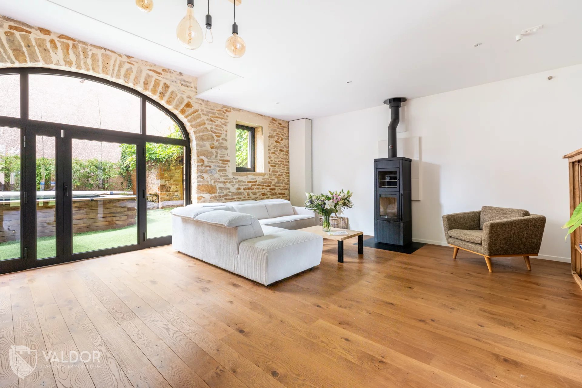 Maison d'environ 255 m² dans un petit hameau de Châtillon 69380