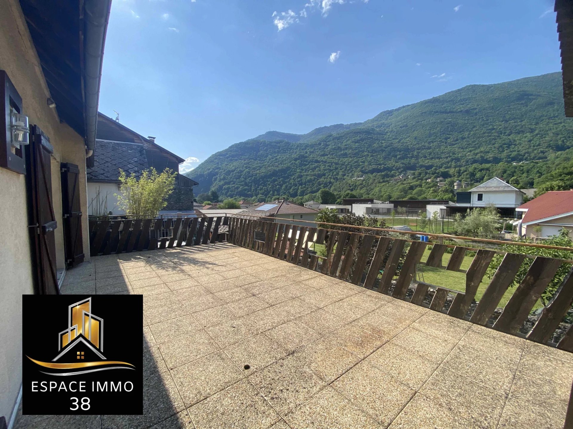 Maison T7 mitoyenne de 185 m² au cœur du village de Séchilienne