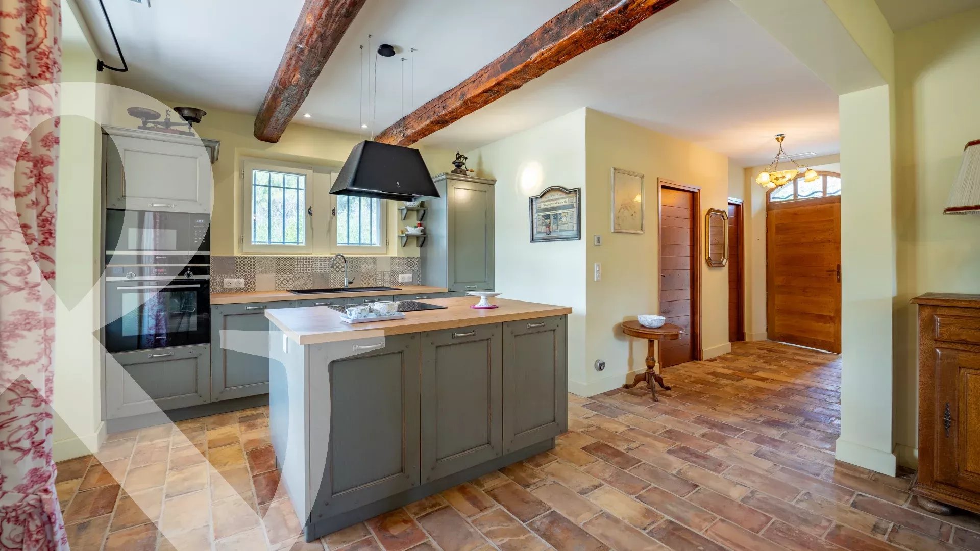 A QUELQUES MINUTES A PIED DU VILLAGE