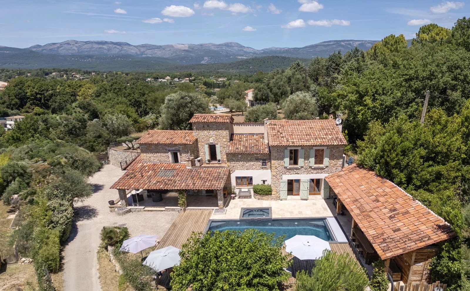 Renovated stone house with independent apartment walking distance to the village – Montauroux