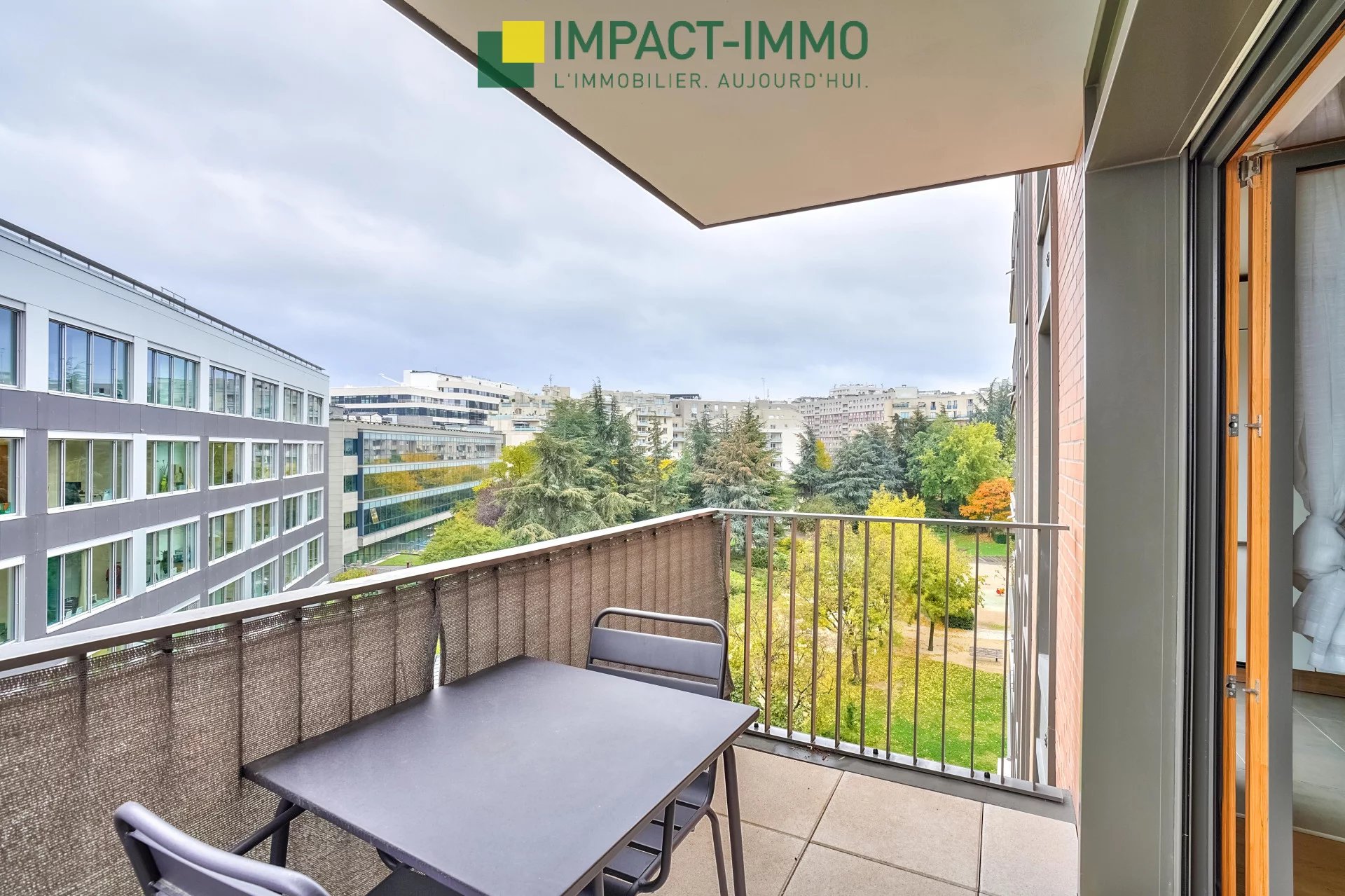 Immeuble récent : 3 chambres, balcon et parking