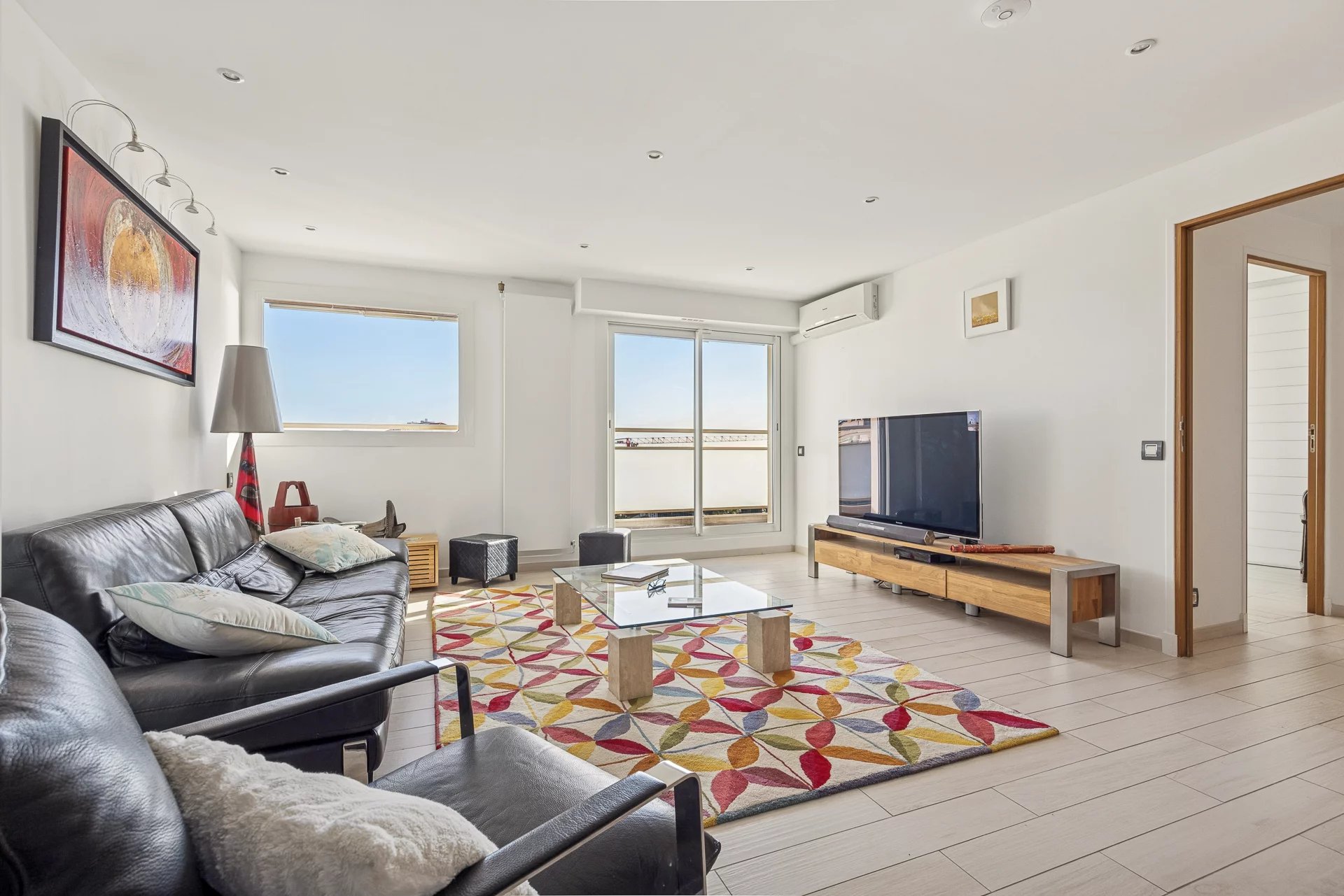 Exceptional – Top Floor Apartment with Rooftop Terrace, Juan-les-Pins City Center