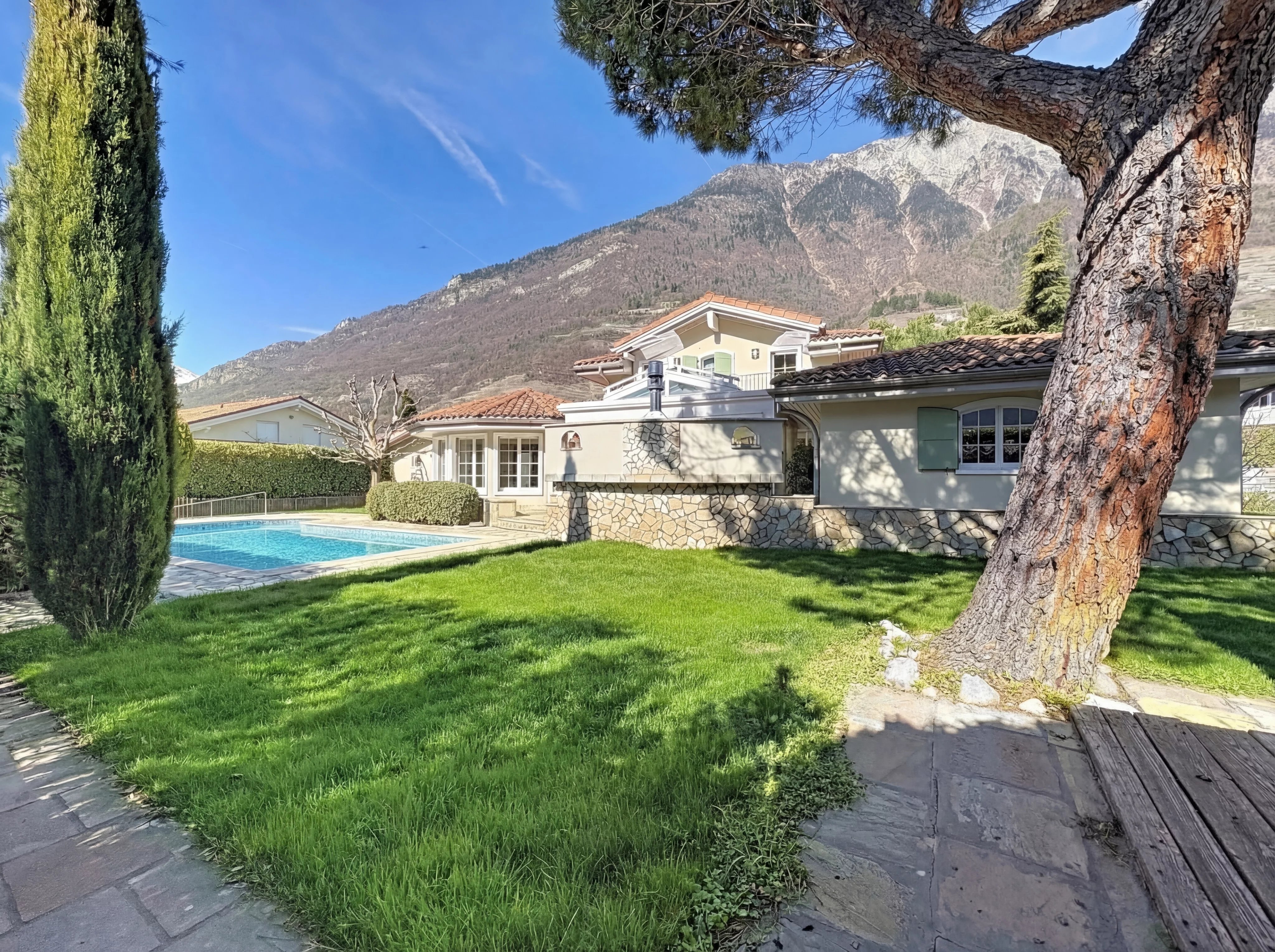 Spacieuse villa 5.5 pièces avec piscine et jardin