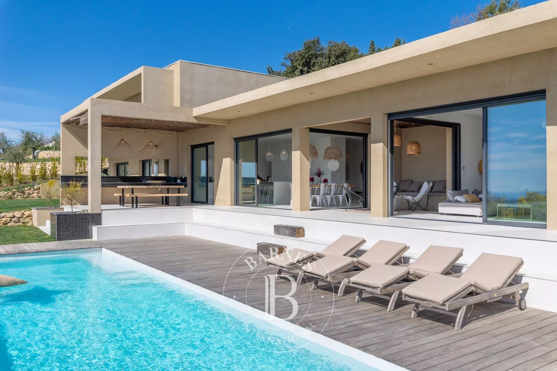 Beautiful contemporary property with breathtaking sea views
