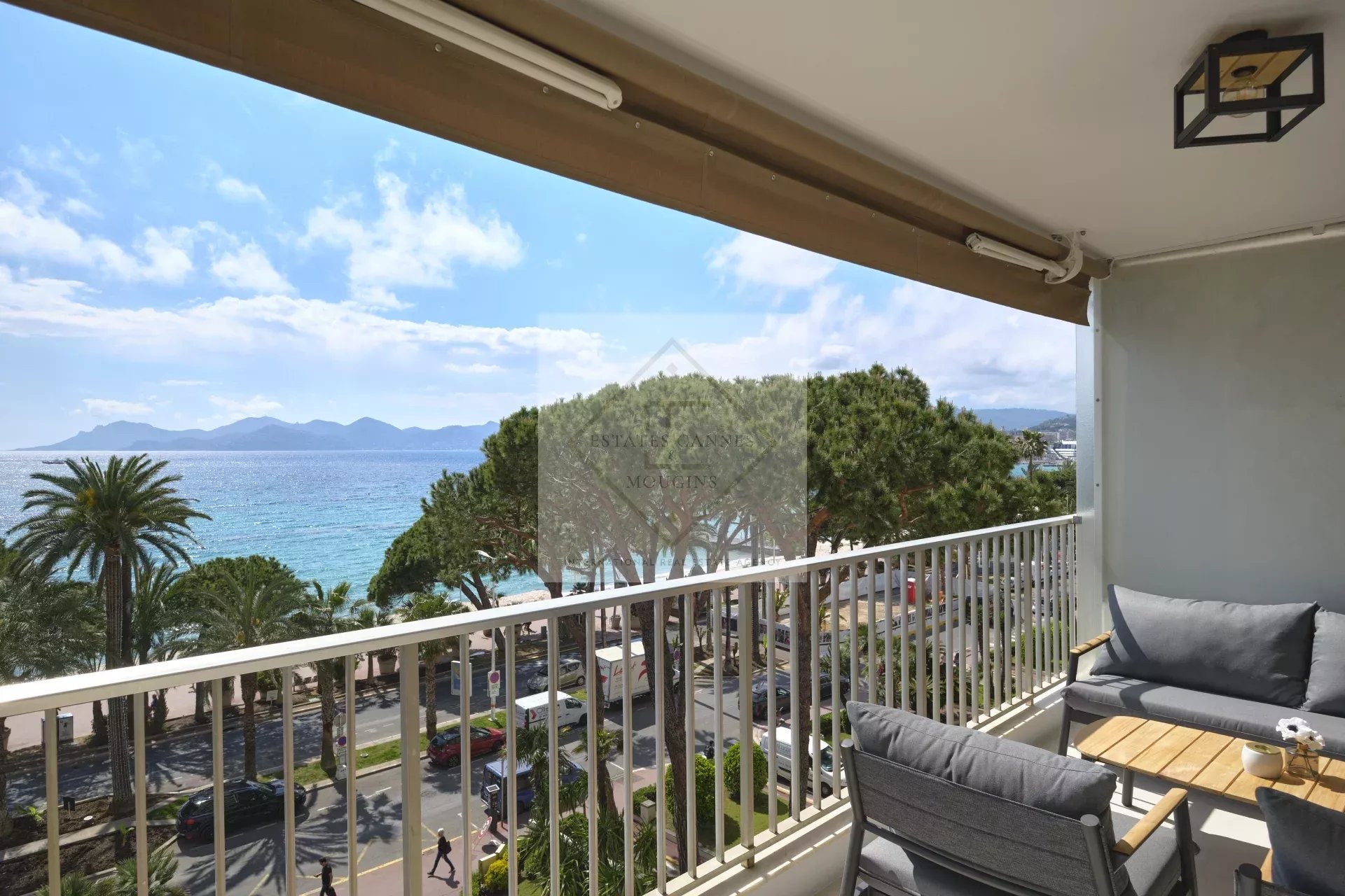 Cannes Croisette – Superbe 3 pièces rénové avec vue panoramique sur la baie de Cannes ! — photo 13