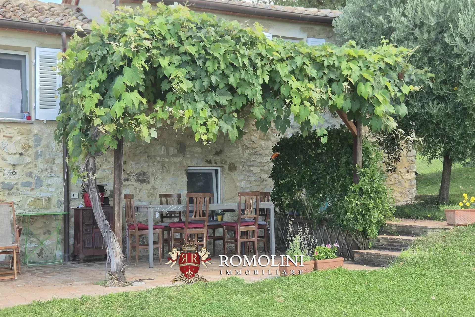 RUSTIC FARMHOUSE WITH POOL FOR SALE IN MOUNT AMIATA, MAREMMA