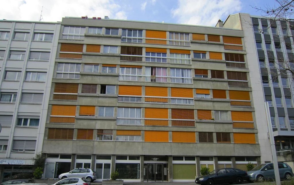 Dépôt d'env. 60m². Accès au local par l'ascenseur de l'immeuble, puis par 4 marches montantes