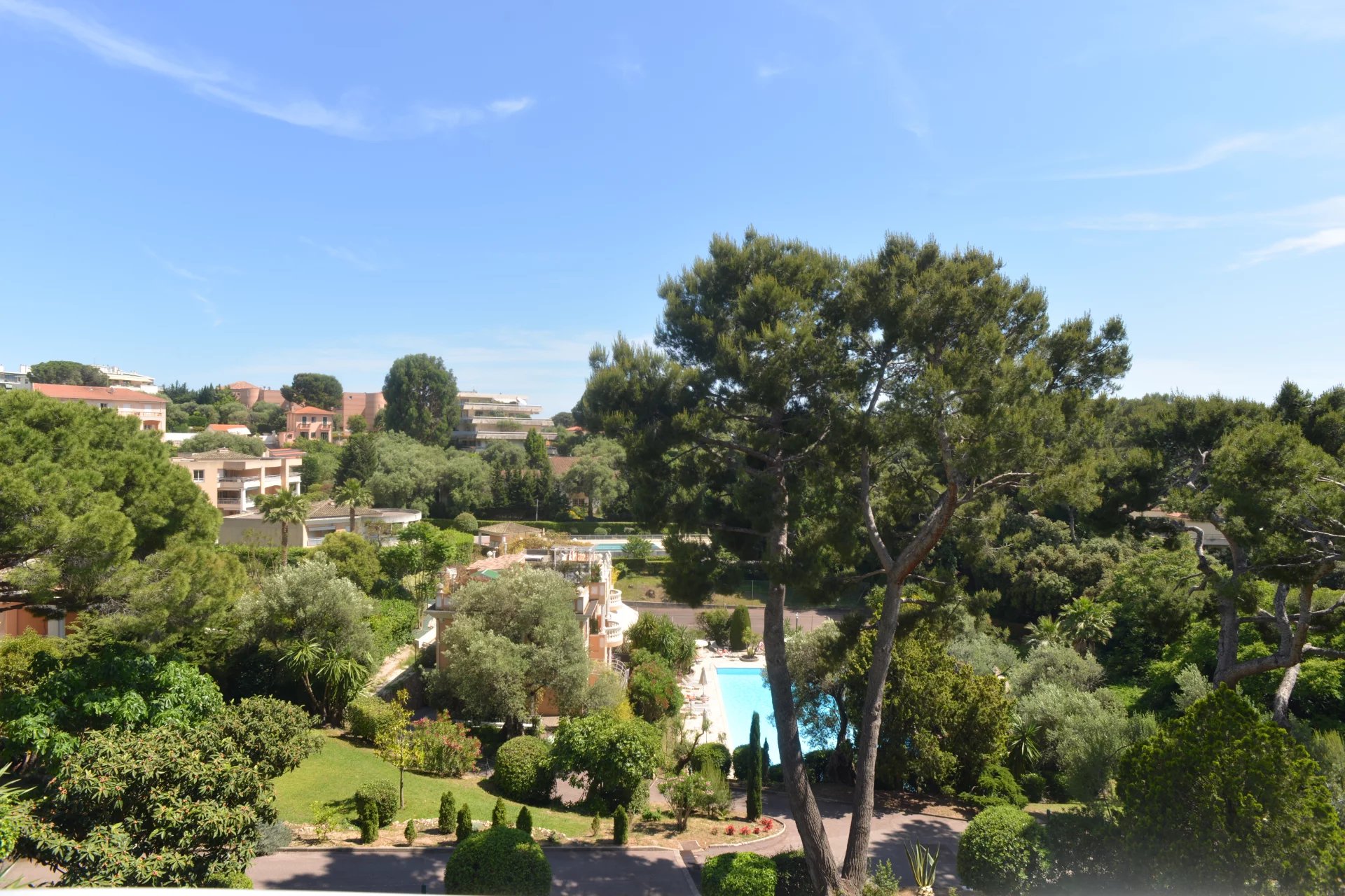 ROQUEBRUNE CAP-MARTIN  - STUDIO AVEC TERRASSE AU DERNIER ETAGE