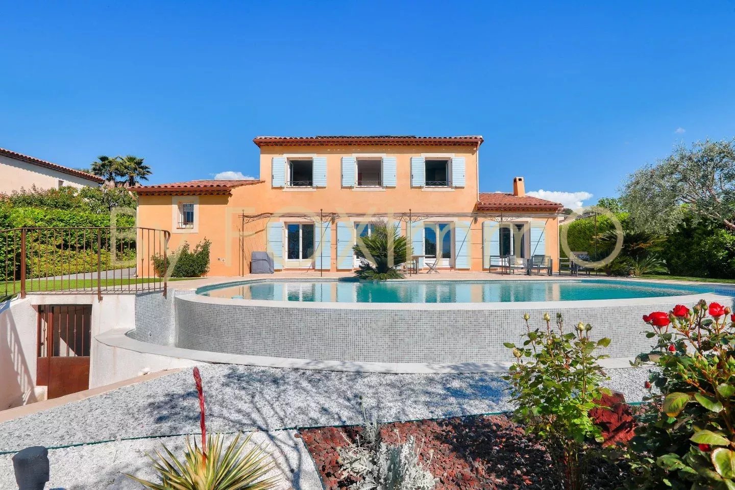 Vendesi villa familiare con 4 camere da letto in assoluta tranquillità e con piscina