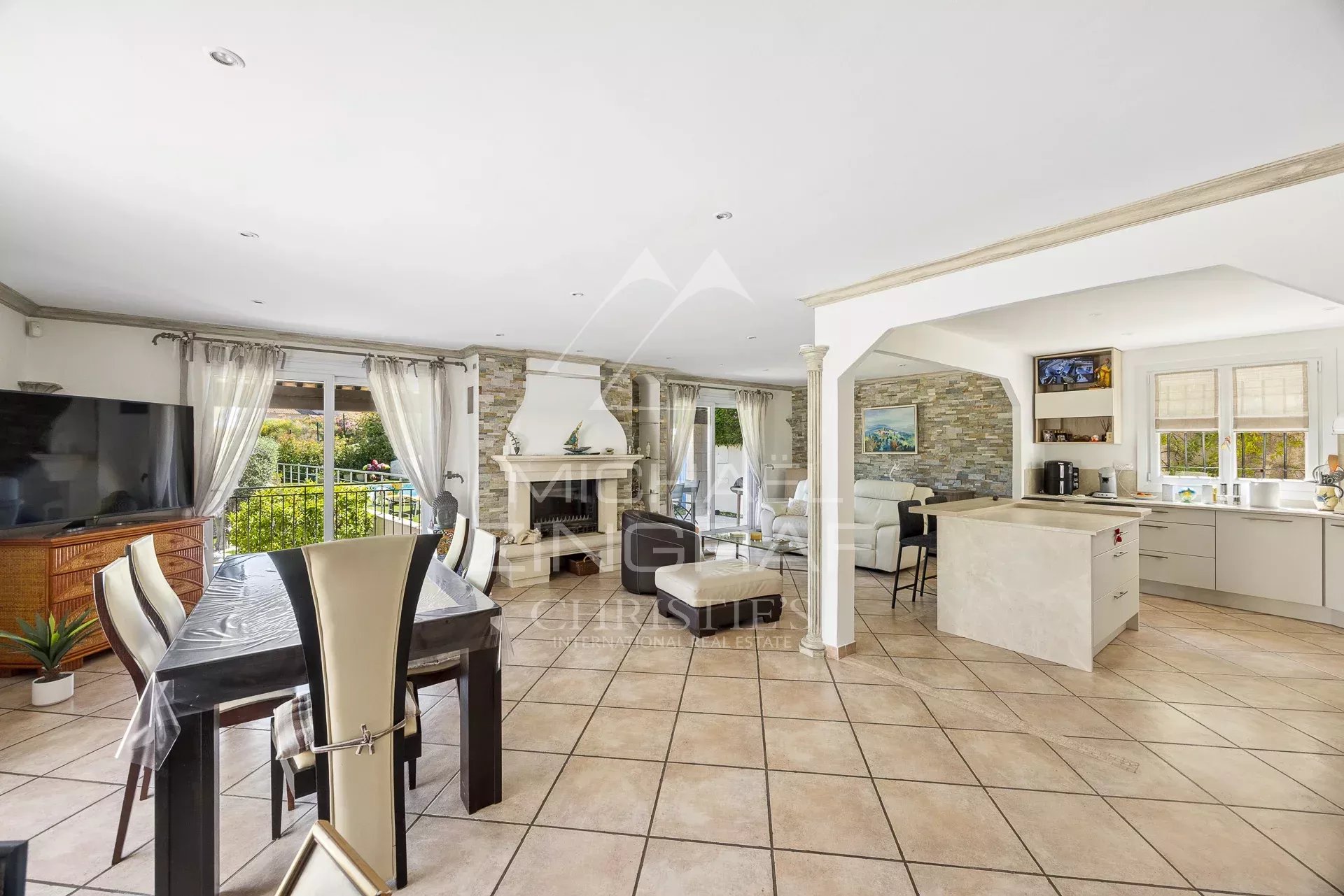 5 Bedroom Villa/Townhouse's Image 4