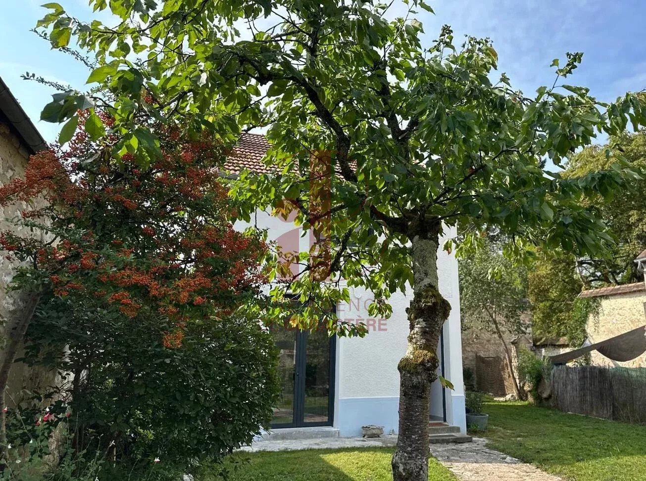 THOMERY - NEAR FONTAINEBLEAU - SMALL CHARMING HOUSE 70 M² with 310 m² wooded GARDEN