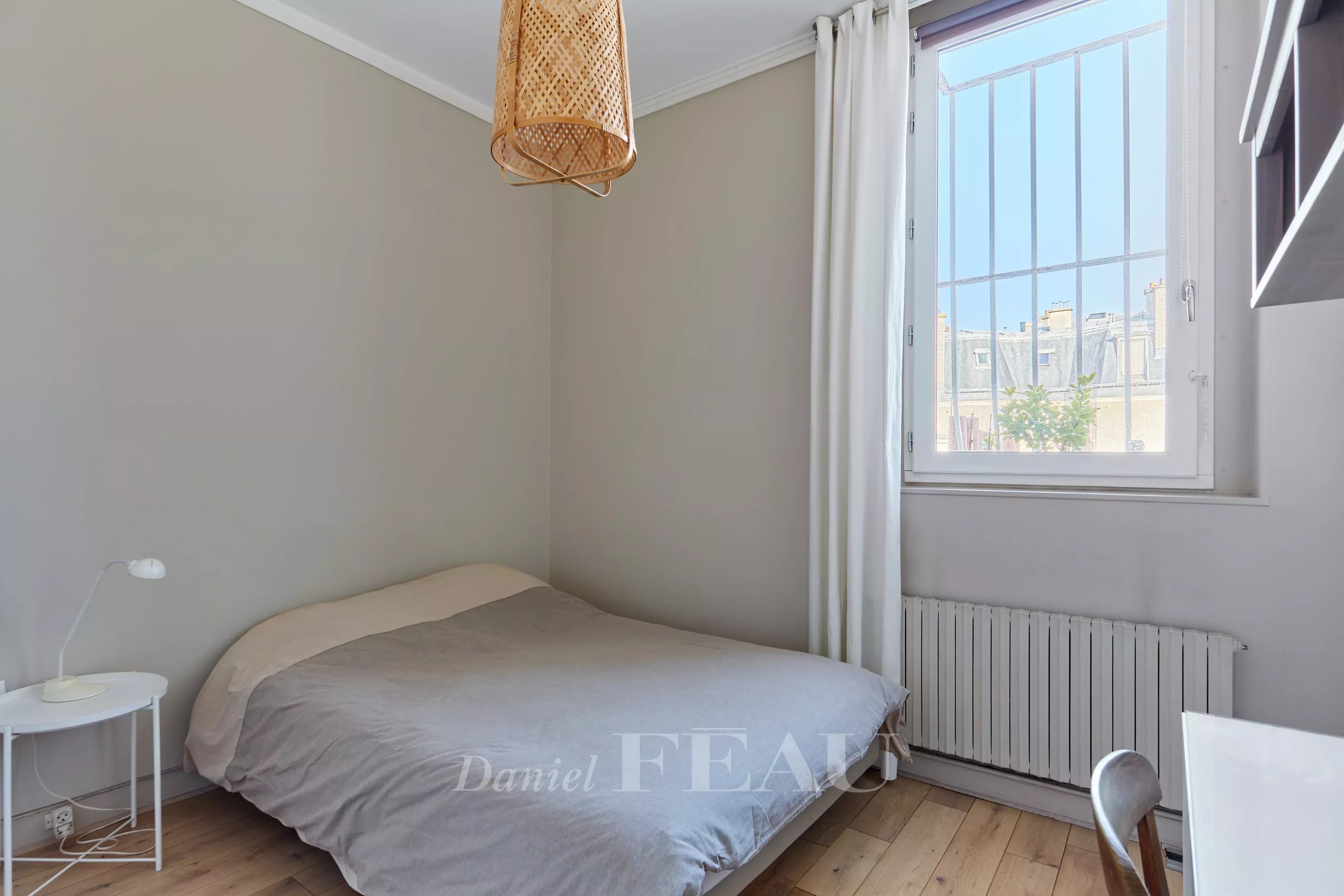 Chambre avec salle de bains et toilettes