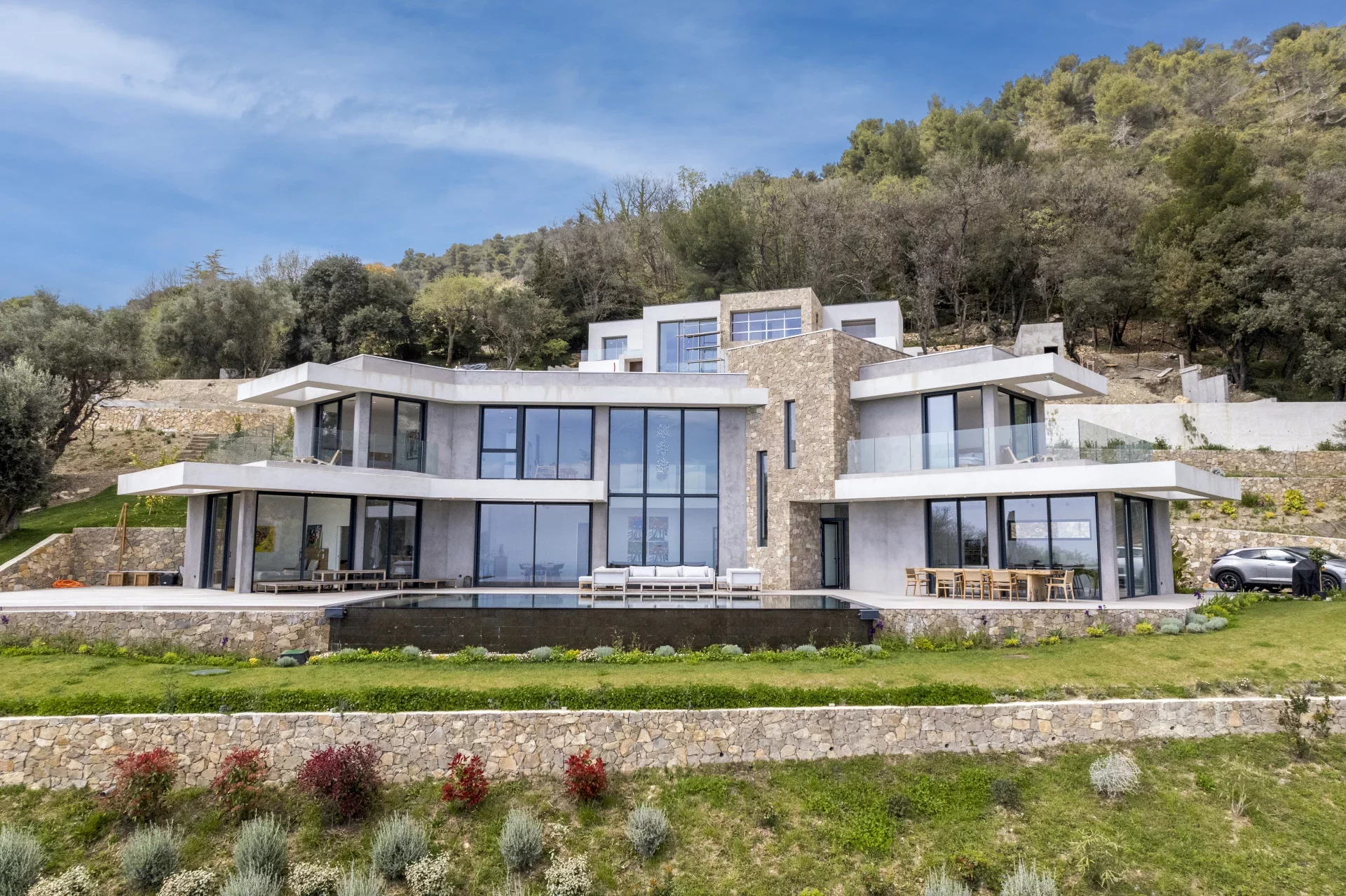 VENCE : Une superbe Villa Contemporaine avec Vue Panoramique sur la Mer - Image nᵒ2
