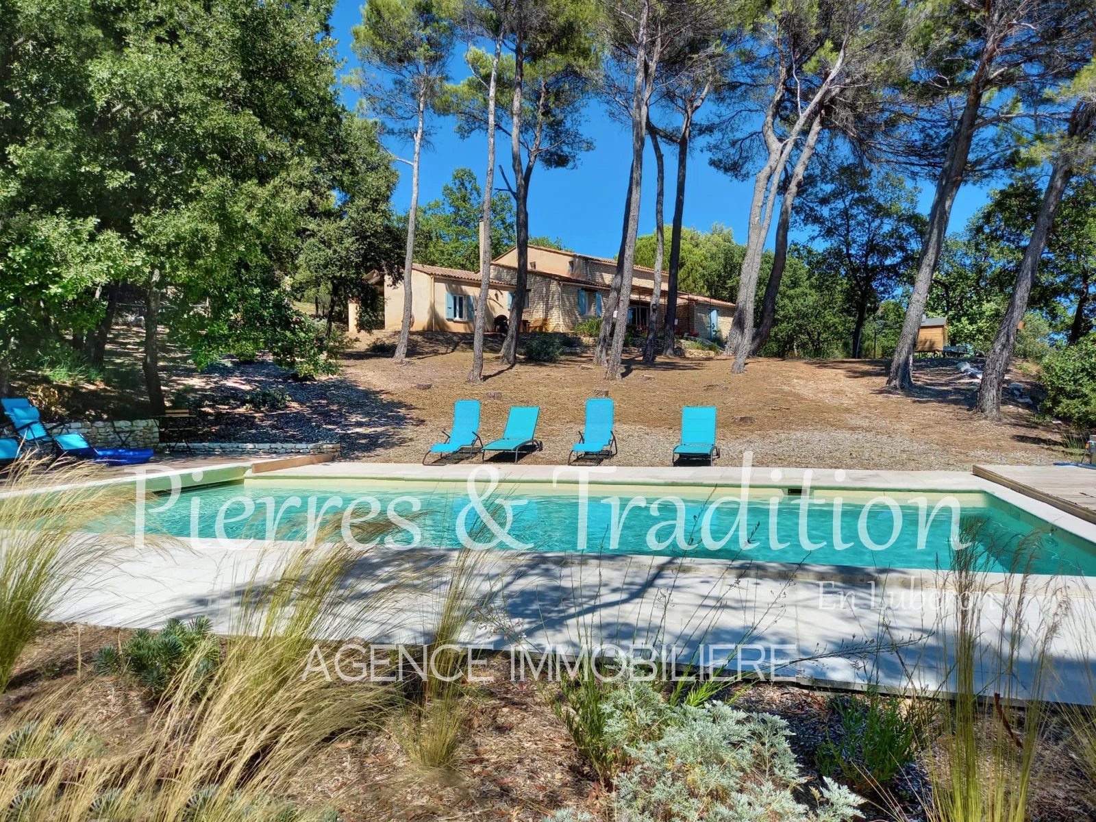 Murs, Beautiful property with swimming pool and magnificent view of the Luberon.