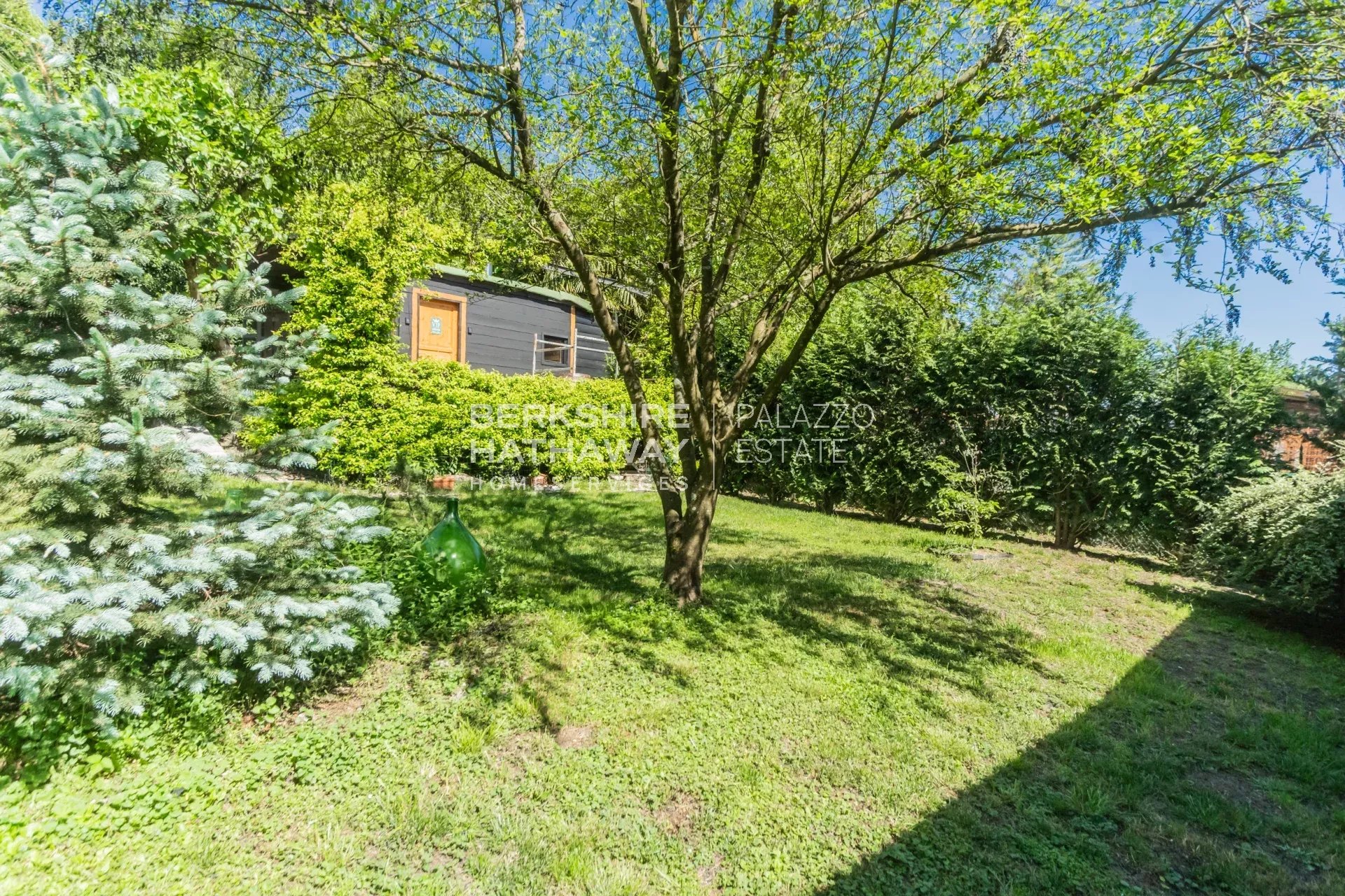 Villa bifamiliare con giardino a Biandronno, a pochi passi dal Lago di Varese