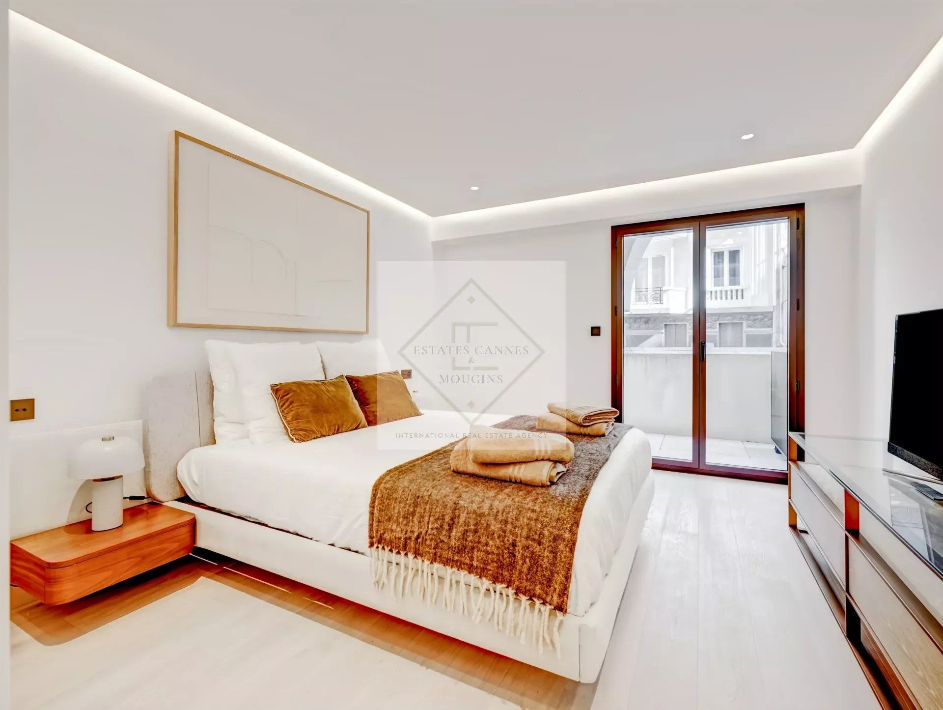 Cannes – Croisette : Appartement d’exception dans résidence historique avec vue mer panoramique — photo 17