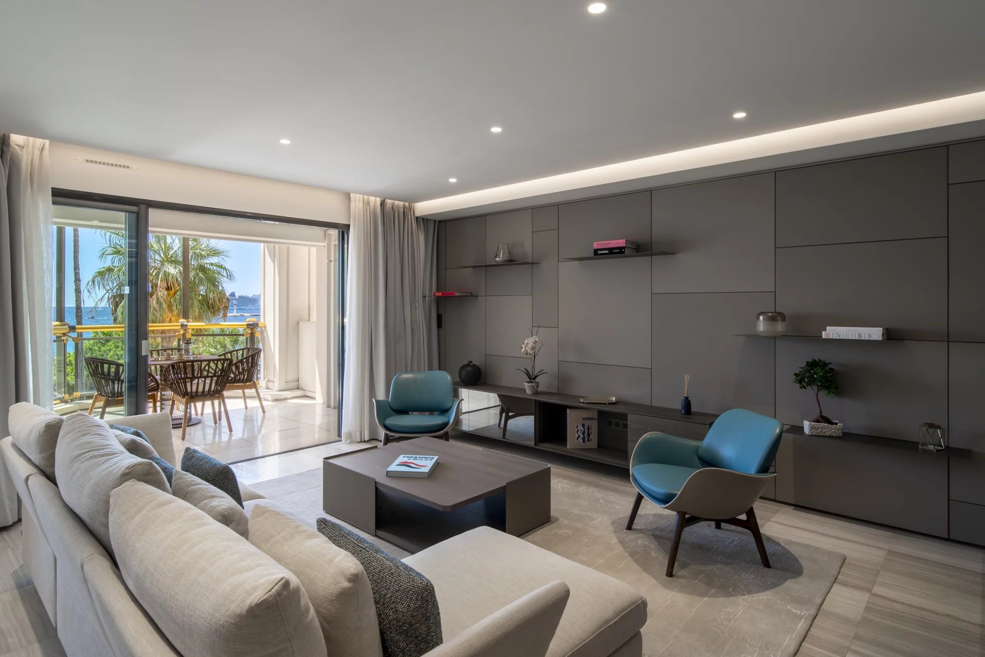 Contemporary Cannes apartment on the famous Croisette, benefitting from sea views and excellent facilities.