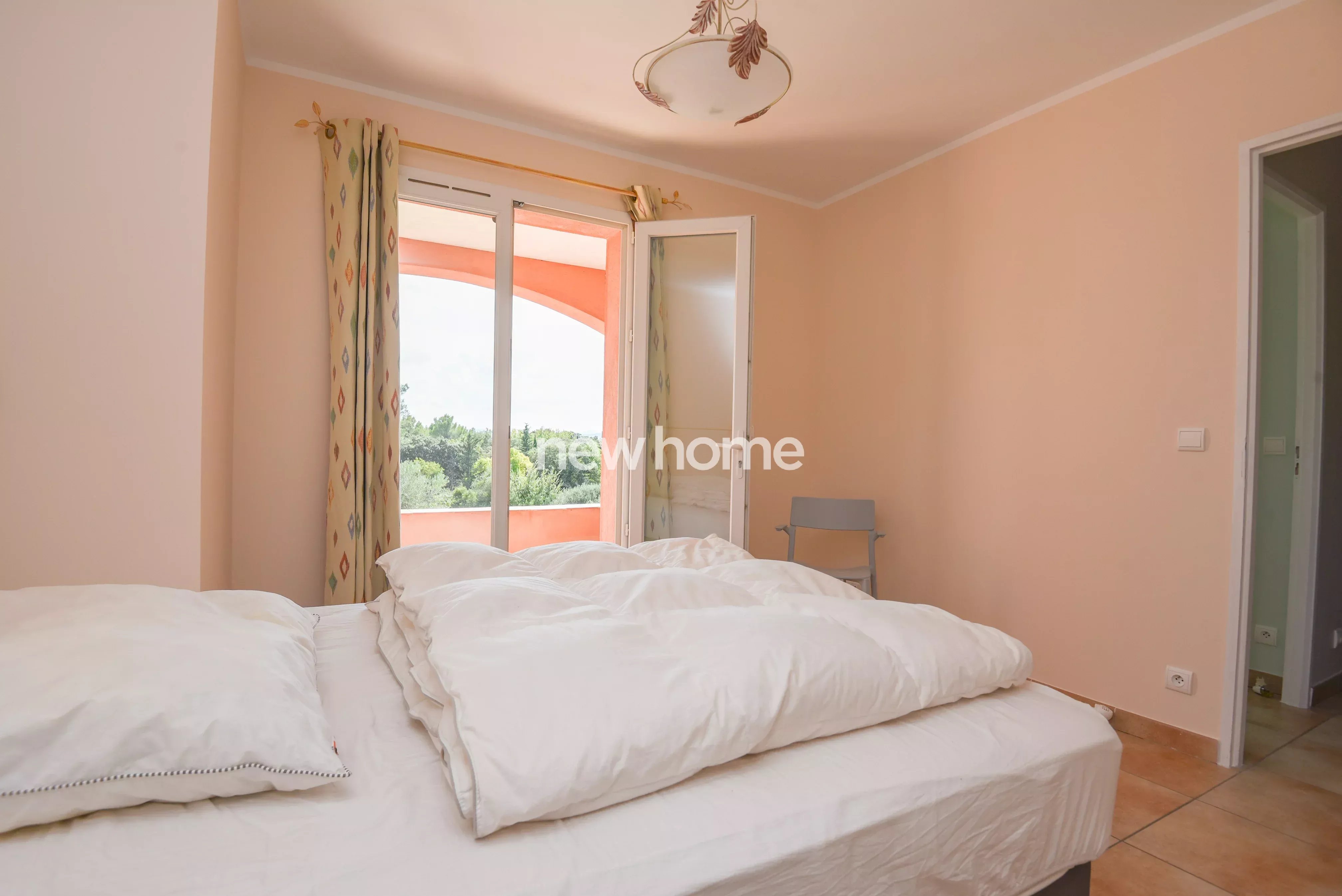 Proche de Lorgues, une villa provençale et lumineuse avec piscine et vue dégagée.