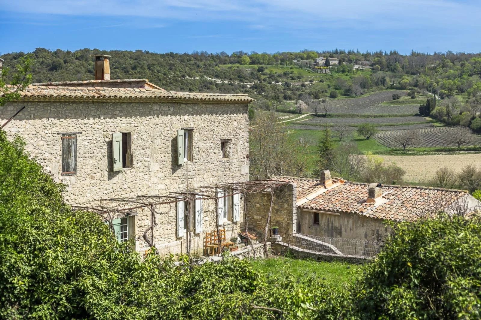 Bastide de charme à rénover dans le village de Buoux