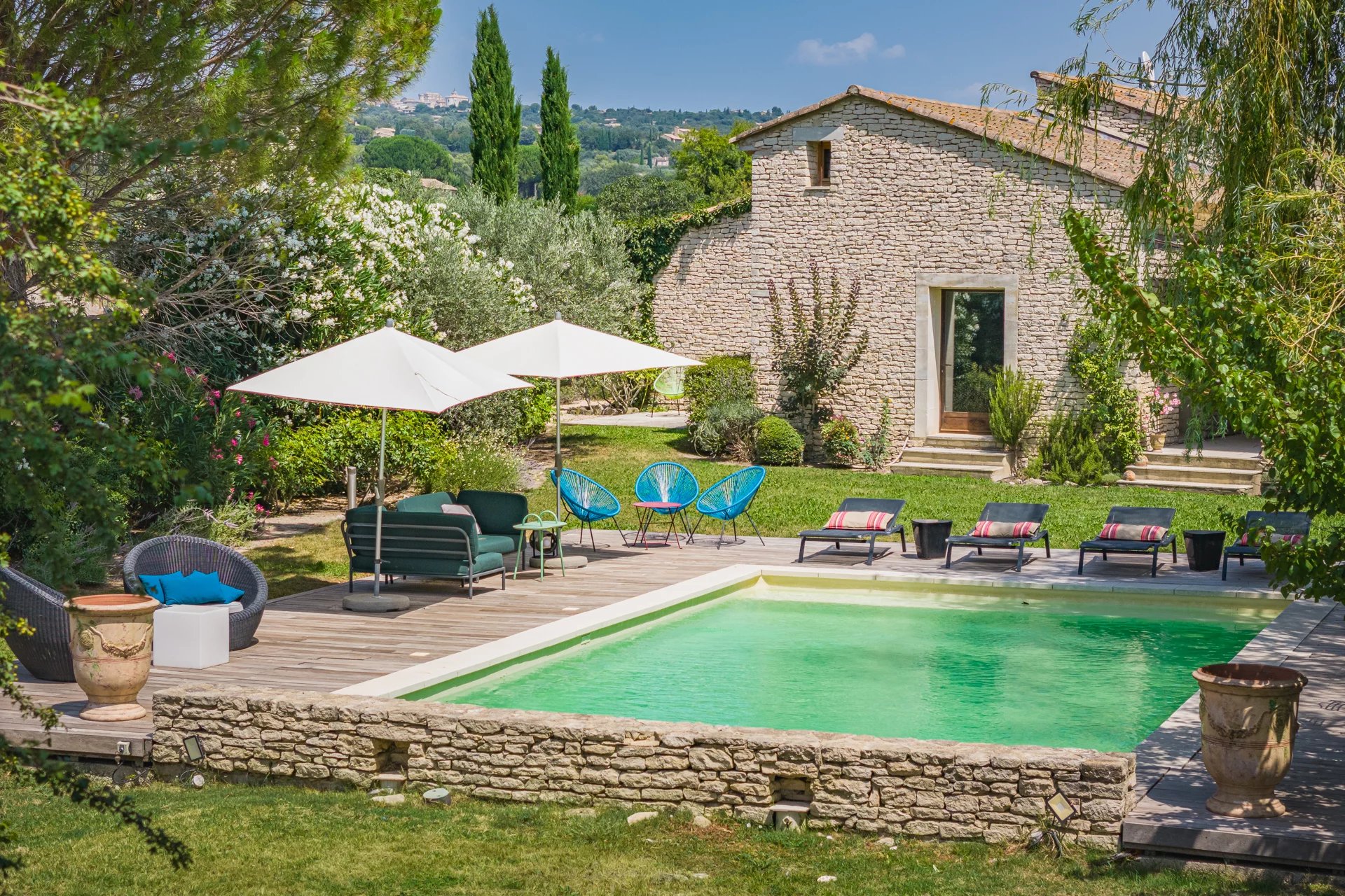 Gordes  - Belle maison en pierre sur un terrain constructible avec piscine