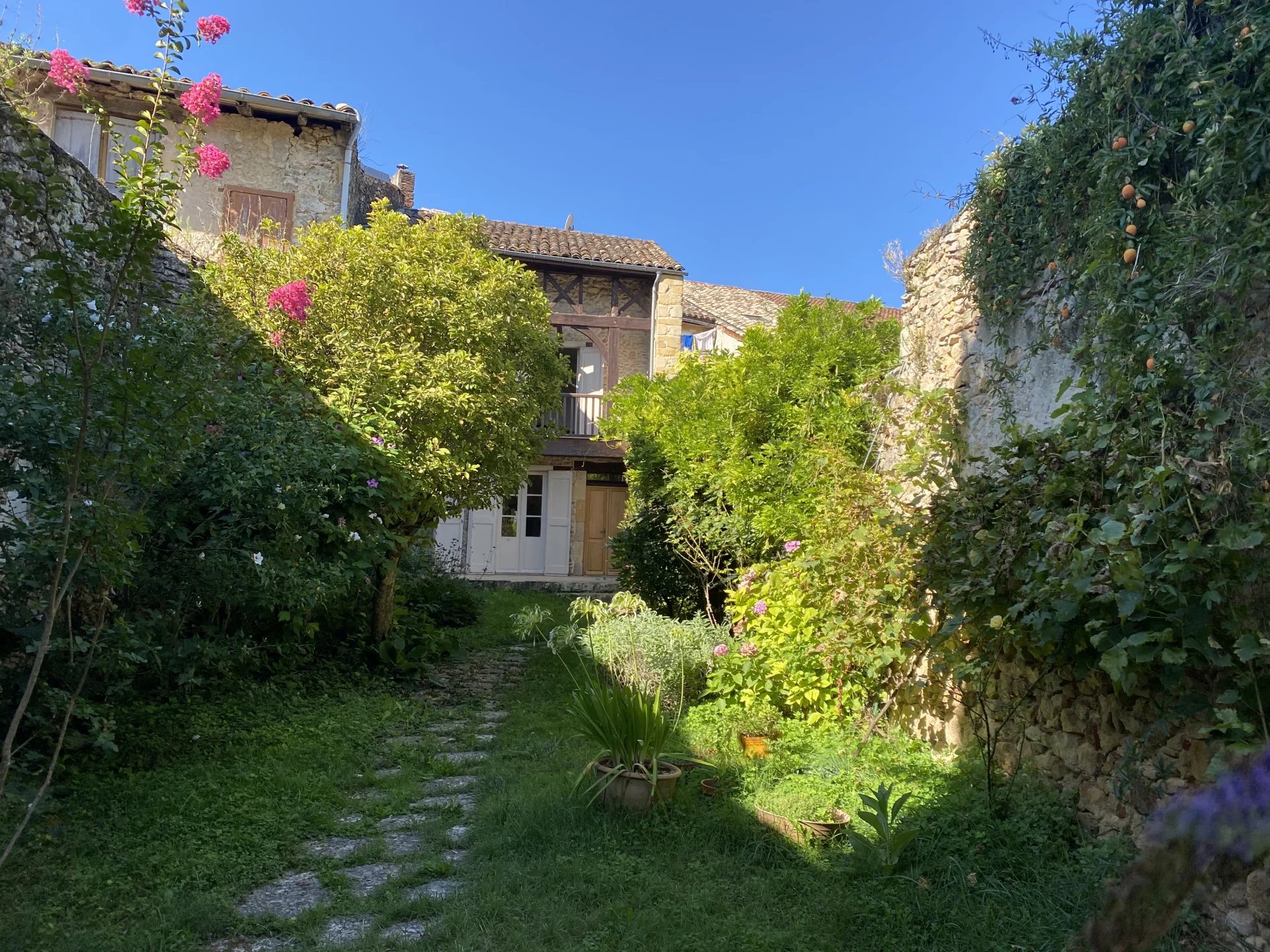 Aurignac! Belle maison de village T5, vue Pyrénées,avec cour et grand jardin