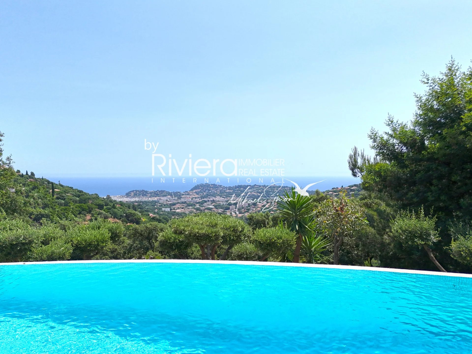PROPRIETE AVEC PISCINE A DEBORDEMENT et VUE MER !