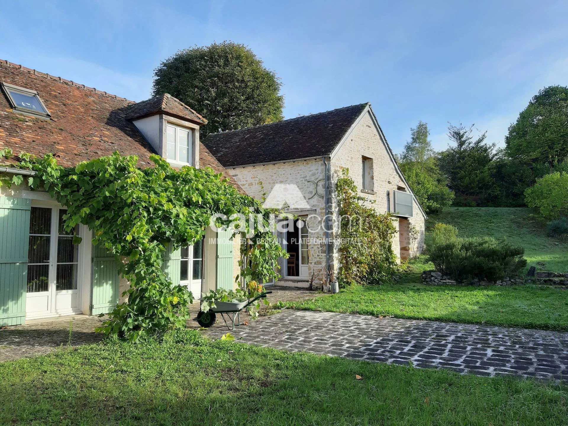 Très jolie maison en pierre dans charmant village.