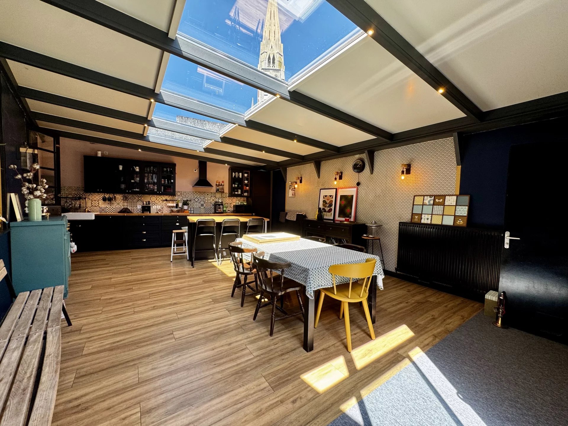 Maison rénovée 3 chambres avec bureau et stationnement privé