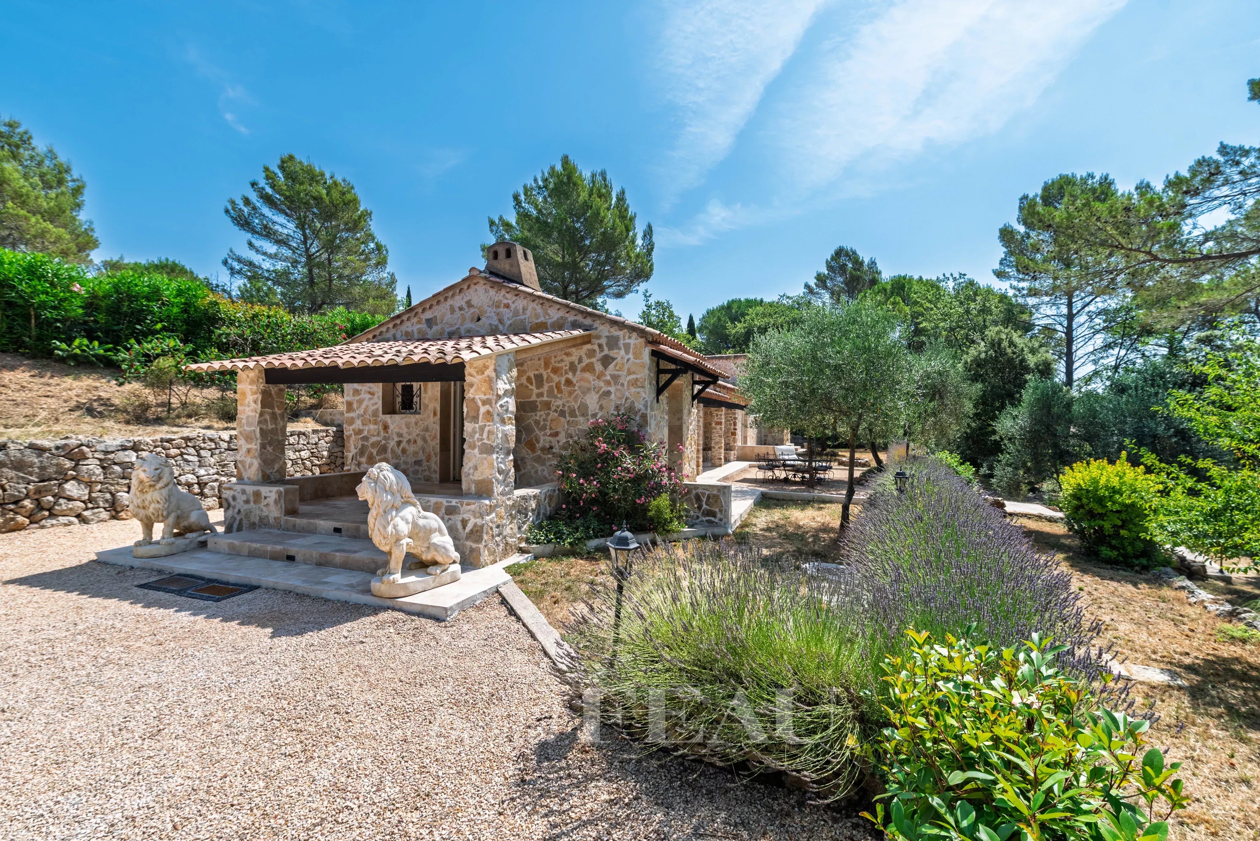 Bagnols-en-Forêt – A renovated character property