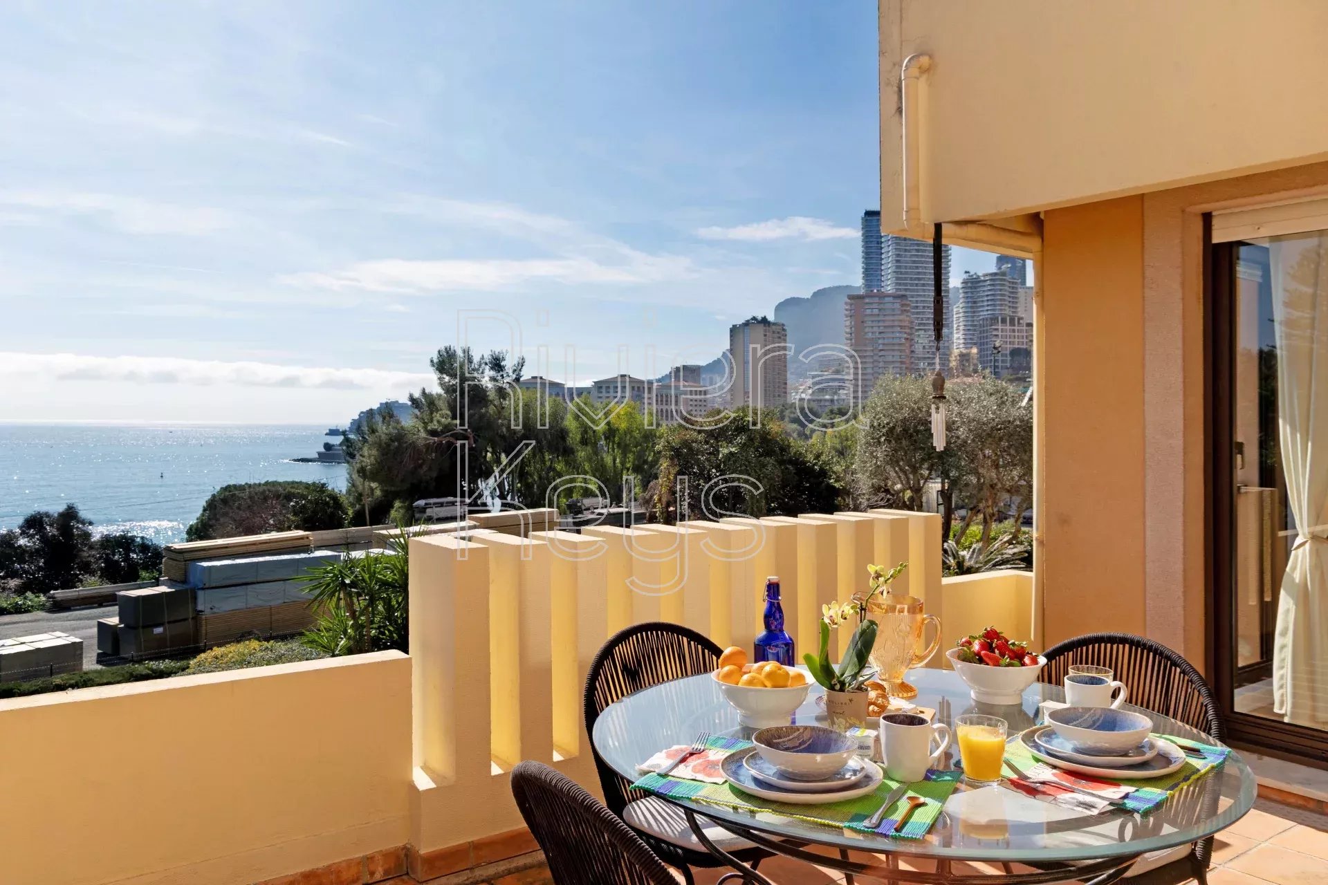 ROQUEBRUNE-CAP-MARTIN: Fantastisk 2-romsleilighet med terrasser og svømmebasseng, panoramautsikt over havet og Monaco