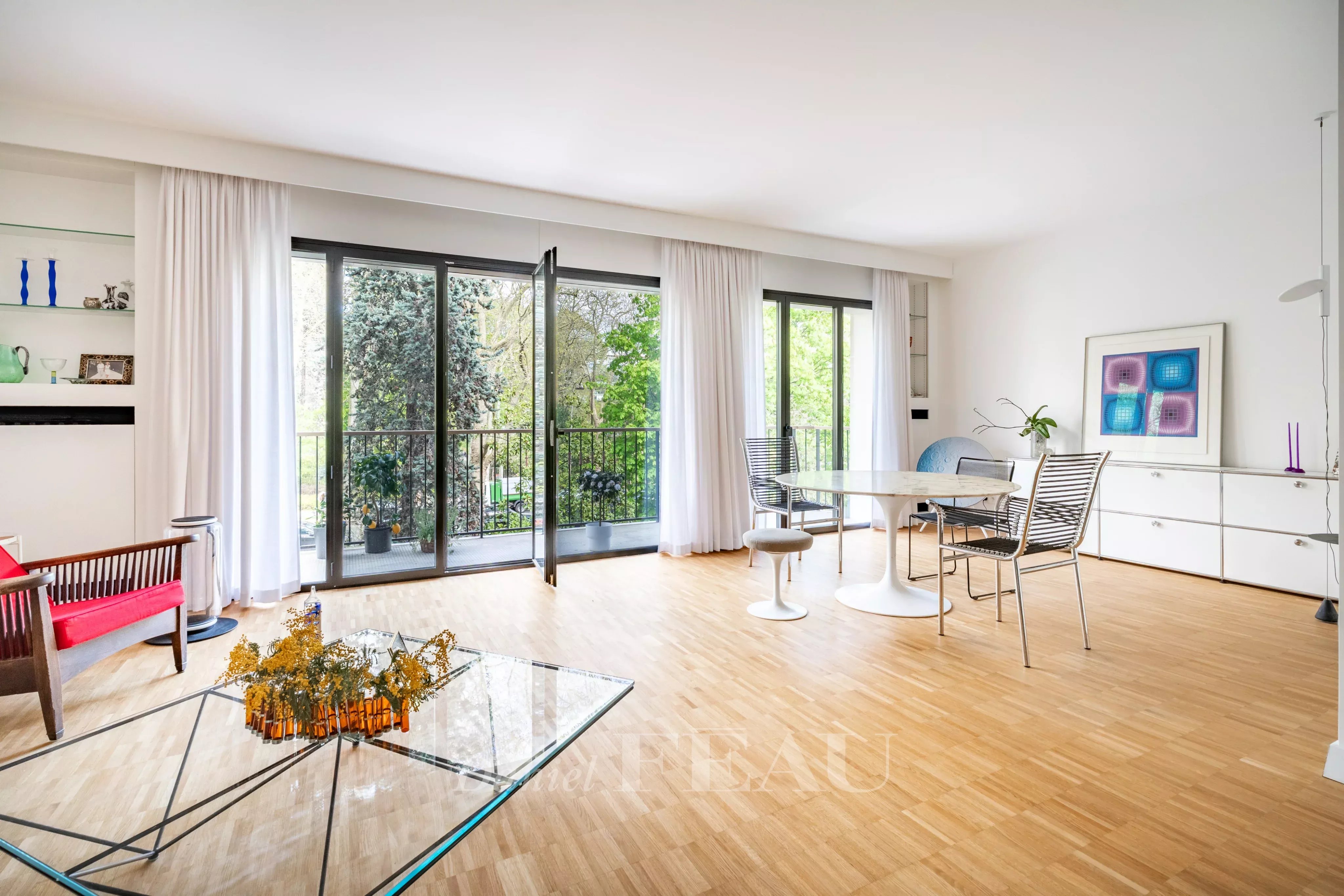 Neuilly-sur-Seine  -  A 2/3 bed apartment with a balcony