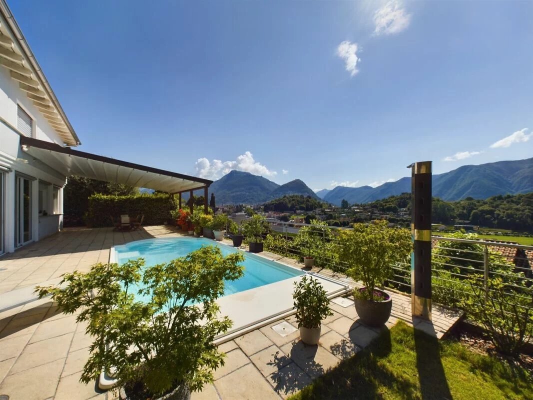 Elegante repräsentative Villa mit beheiztem Aussenpool